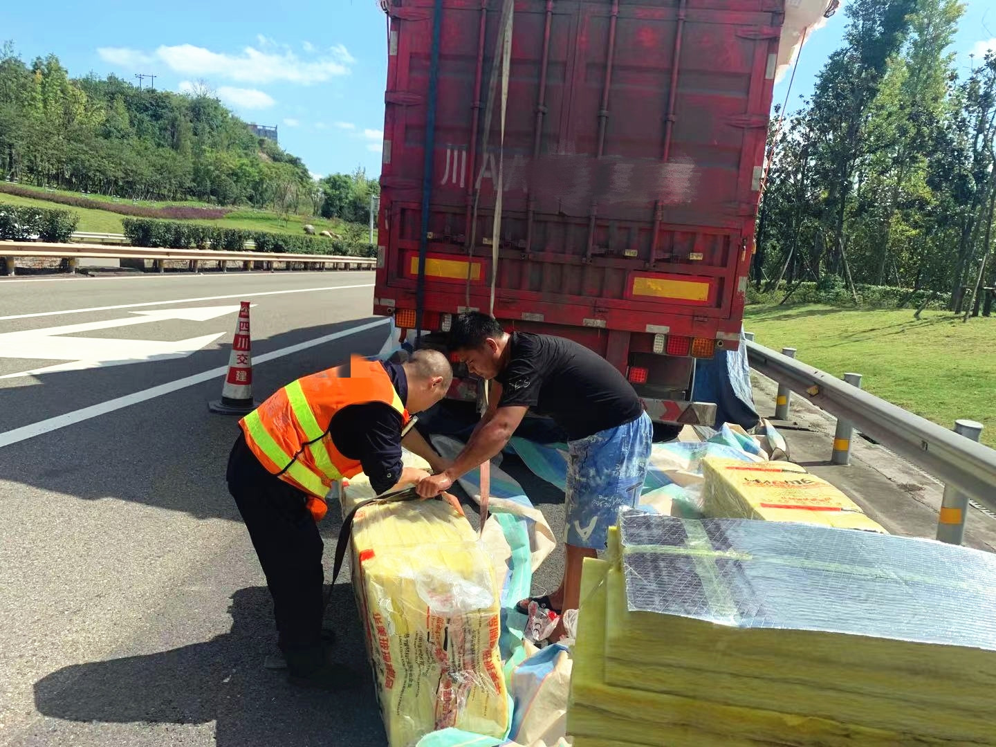 保通保畅 排忧解难——成都管理处路产管护热心救援获赞扬