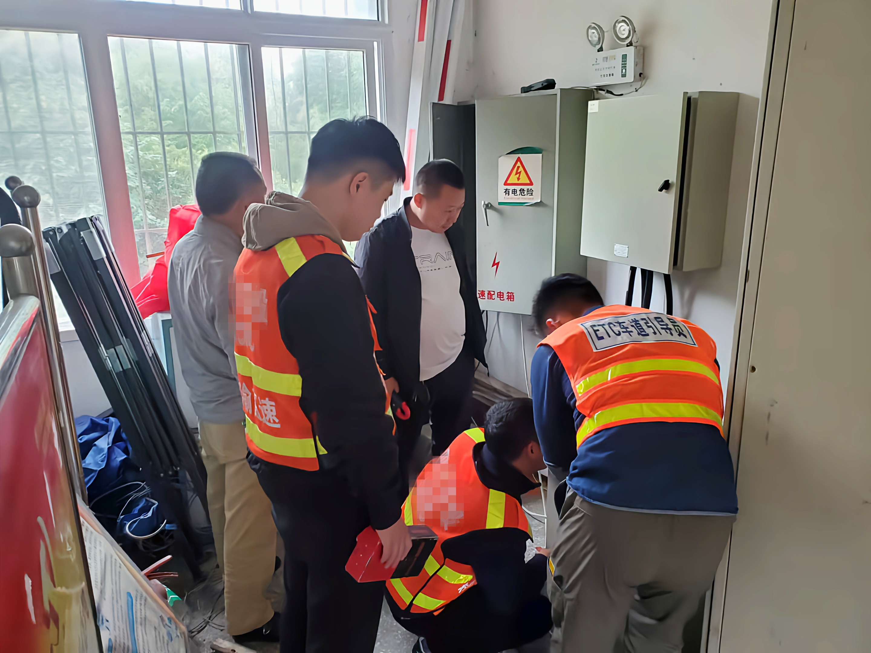 内江管理处及时抢修收费站供电设备