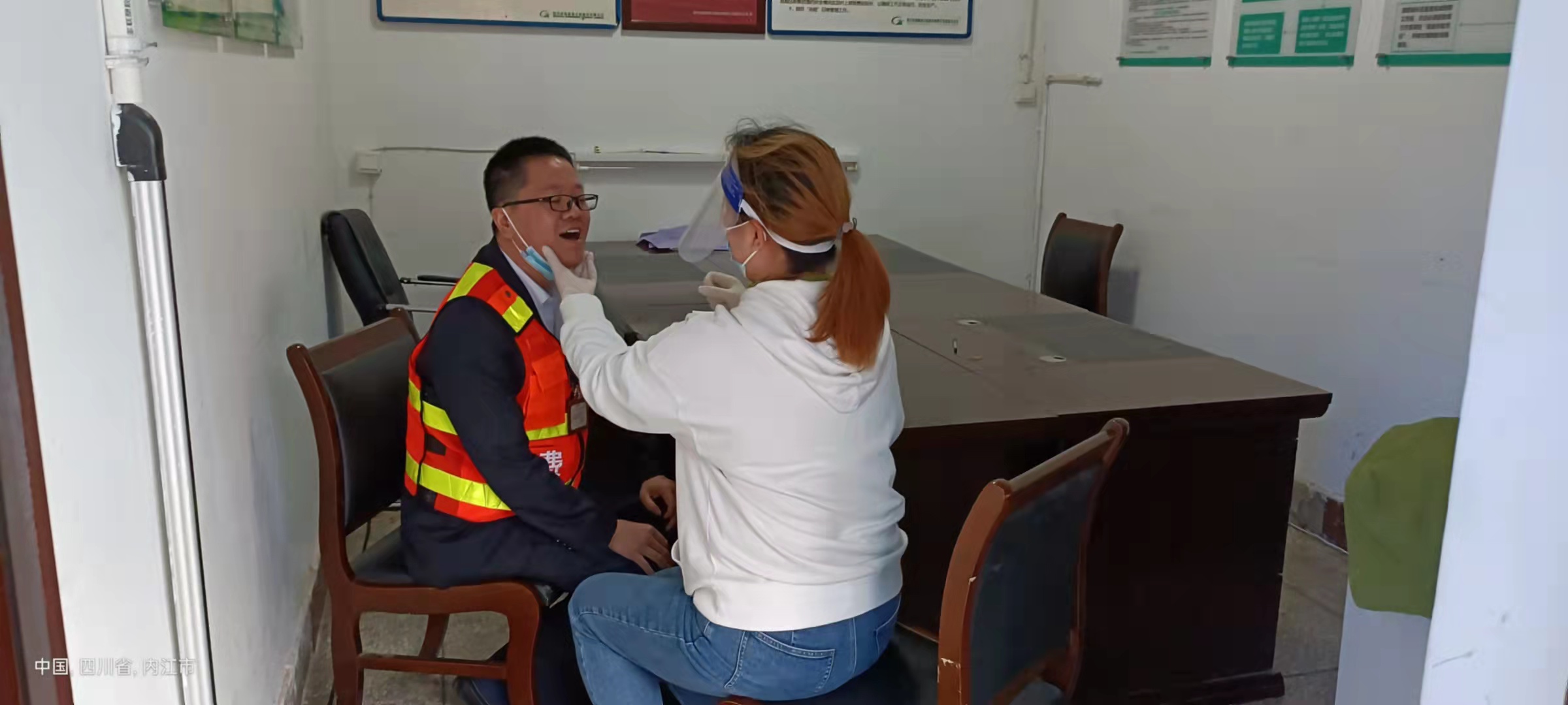 成渝高速公路银山收费站积极配合地方防疫工作