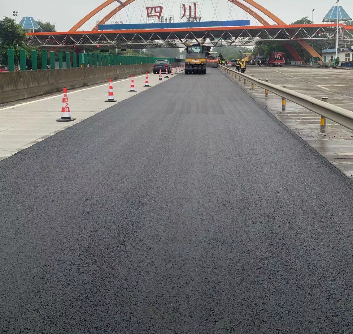 内江管理处顺利完成成渝高速渔箭段路面白改黑工程