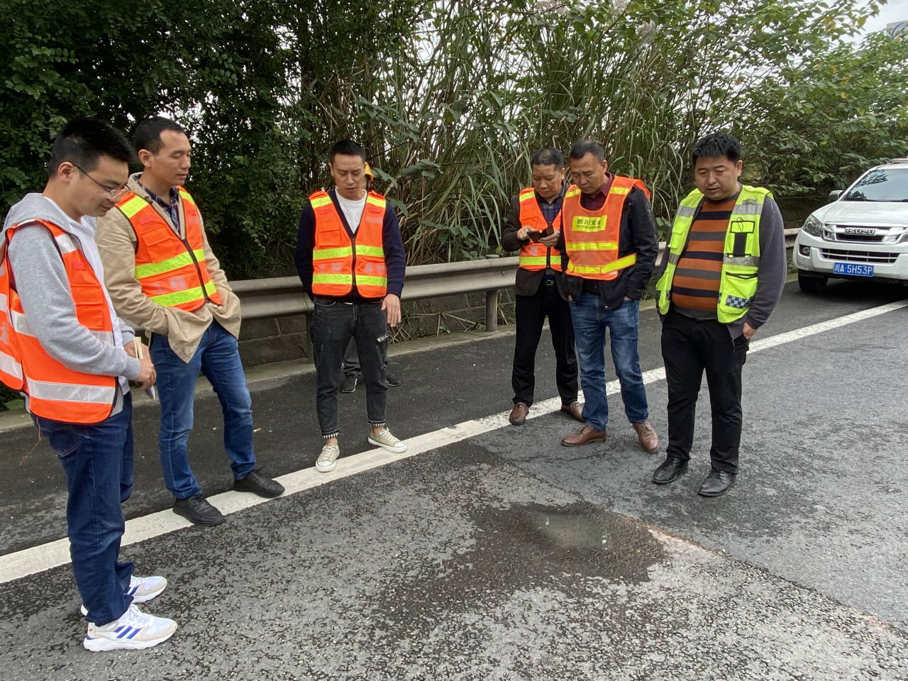 公司养护工程部检查资阳段路面唧浆处治