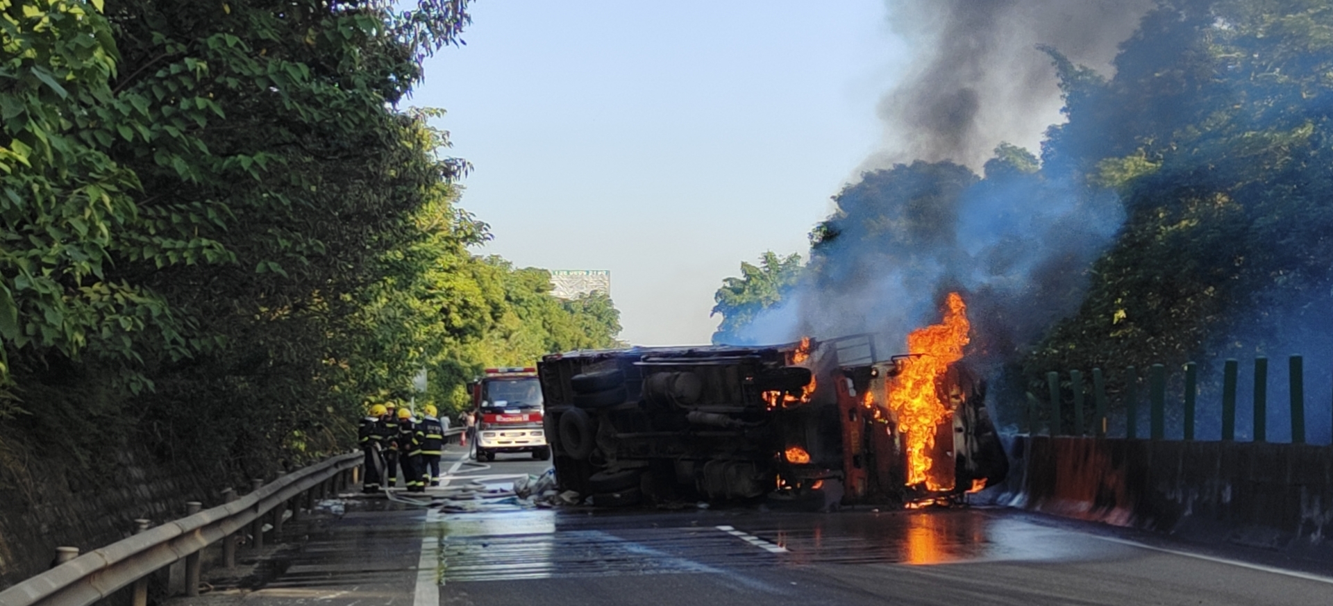 内江管理处紧急处置侧翻货车自燃事故