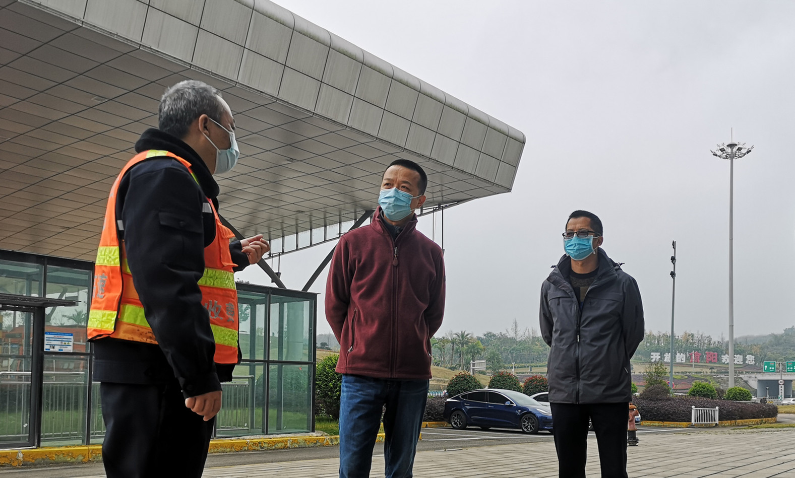 公司党委委员、副总经理李晓斌检查成渝高速简阳北收费站疫情防控工作