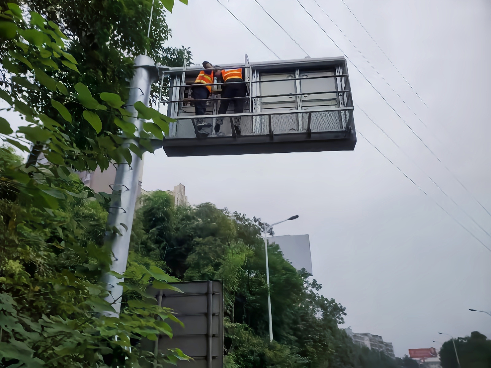 内江管理处及时维修成渝高速内江服务区情报板