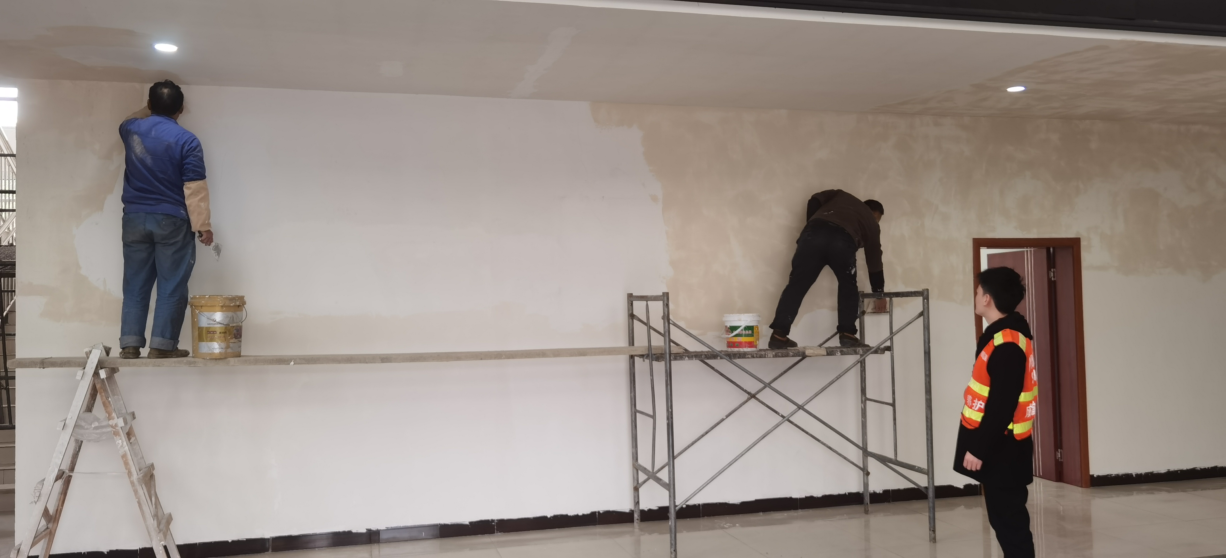 2021.12.17+成渝分公司+成渝高速内江收费站站房完成刷漆+秦英杰