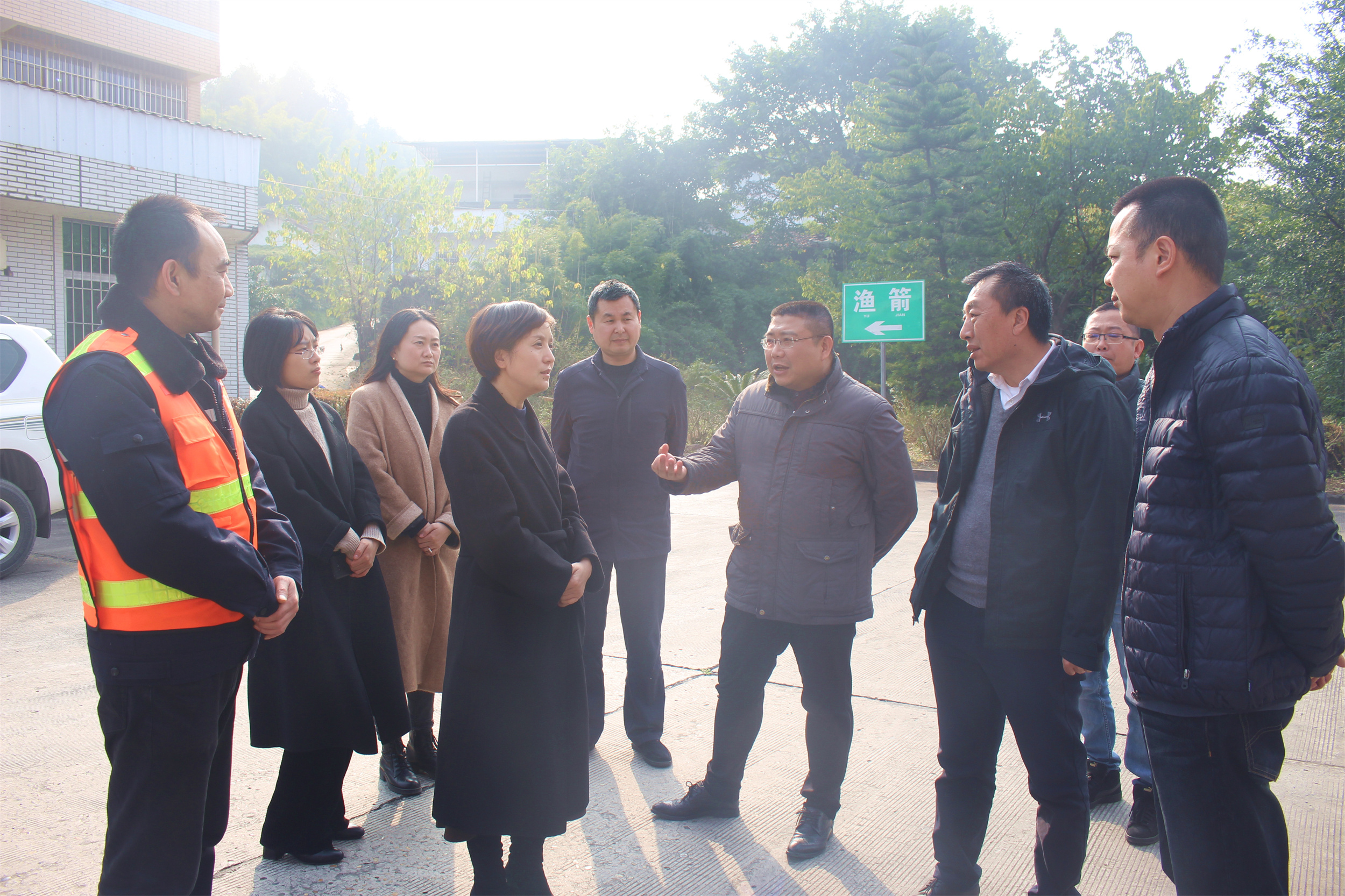 成渝公司调研成渝高速渝箭收费站收费人员外聘用工试点情况