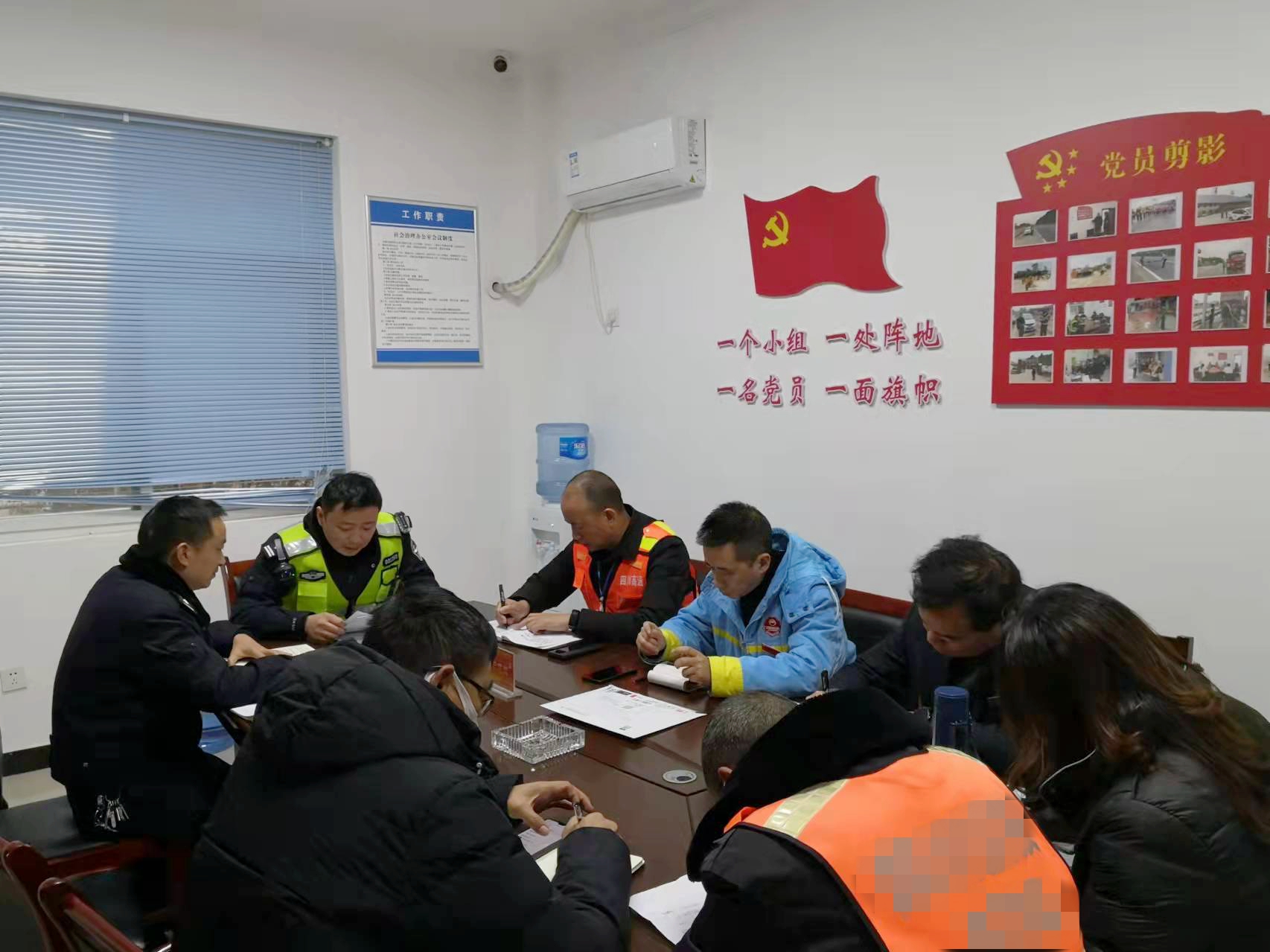 12.27+胡长海+成渝高速公路资阳服务区“社治办”召开节前安全工作会