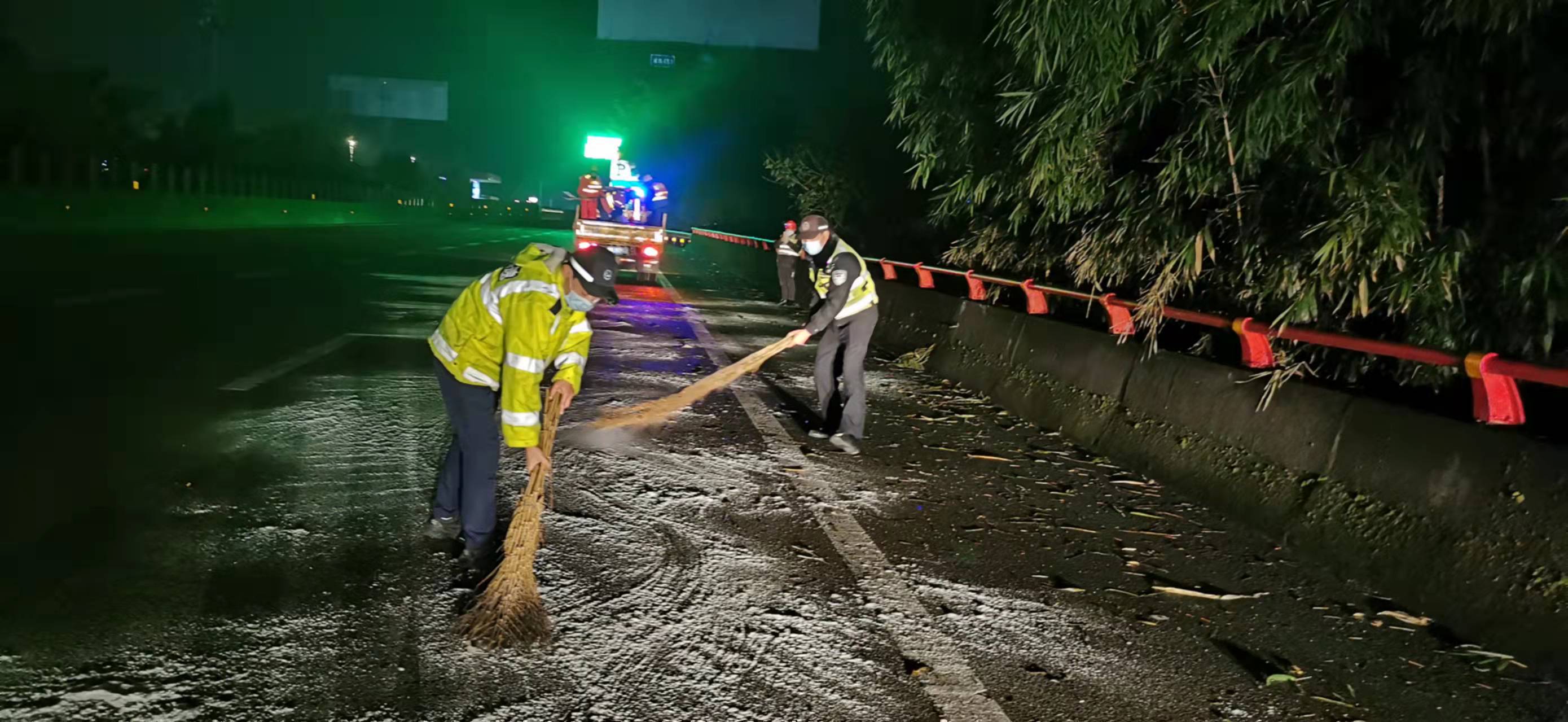 成渝高速内江联勤办开展预防性道路撒盐作业