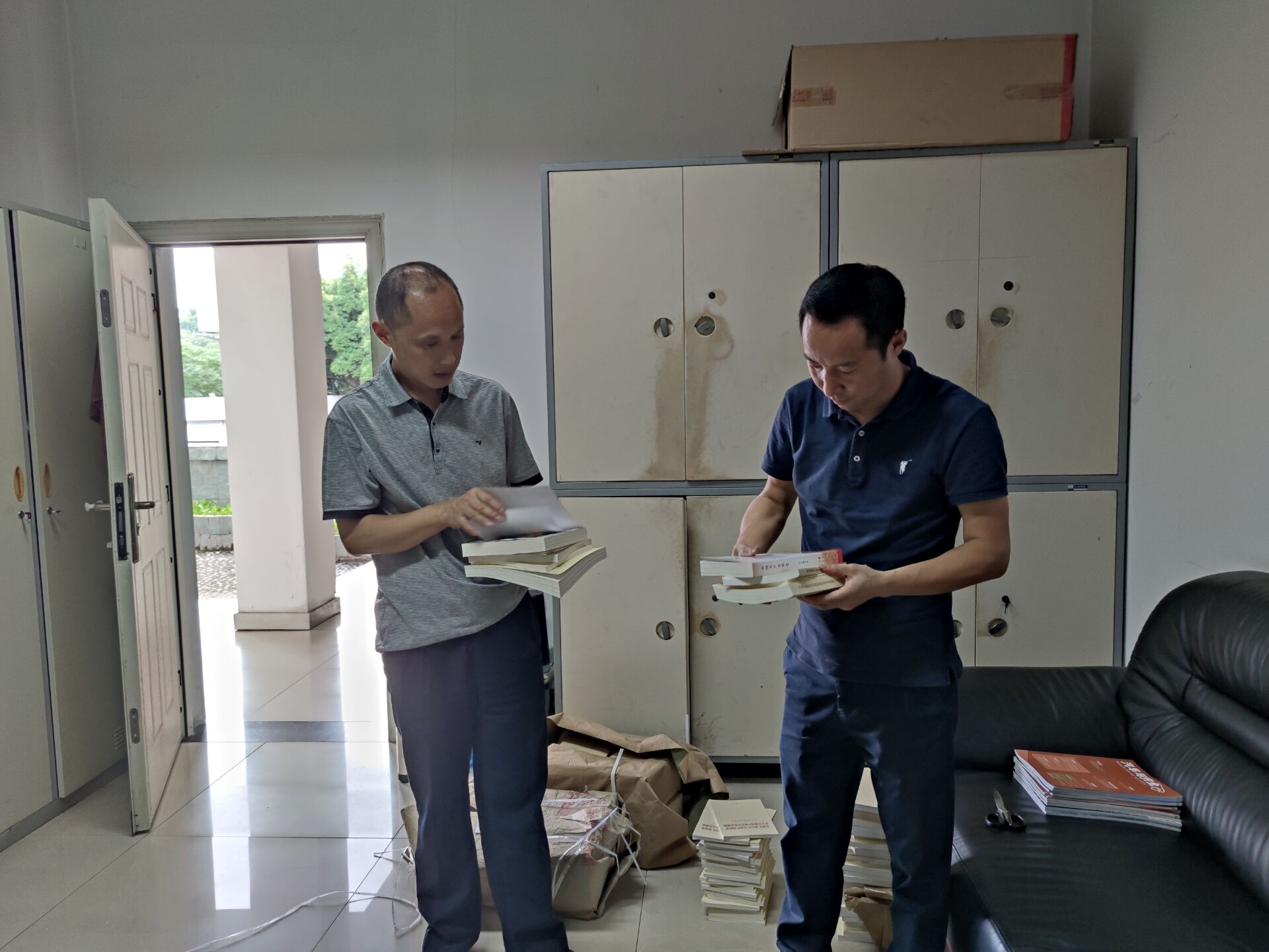 2021.6.30+成渝分公司+内江管理处发放党史学习教育书籍+庞宇