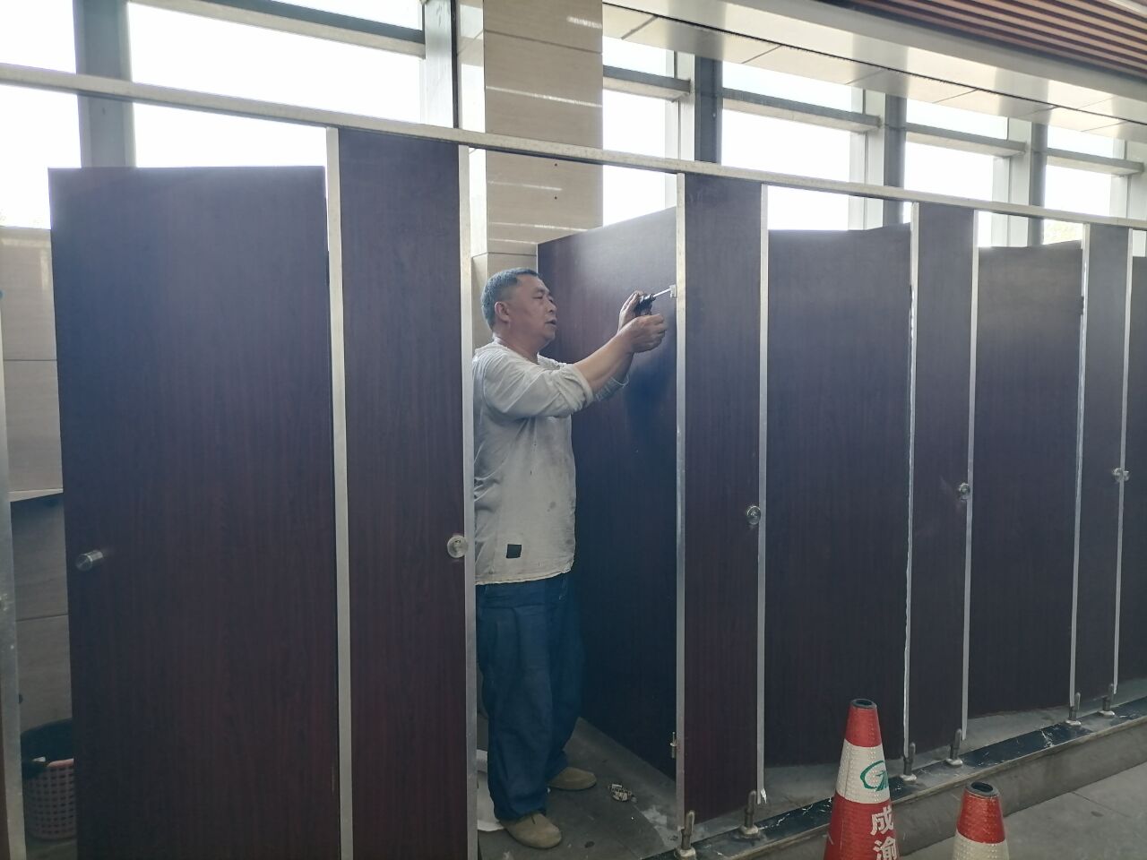 2021.7.22+成渝分公司+简讯：成渝高速公路内江服务区集中整治公厕环境+覃敏