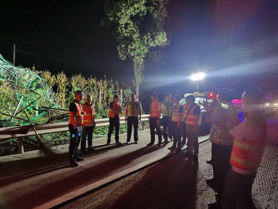 资阳管理处成功拆除横跨成渝高速受损人行天桥