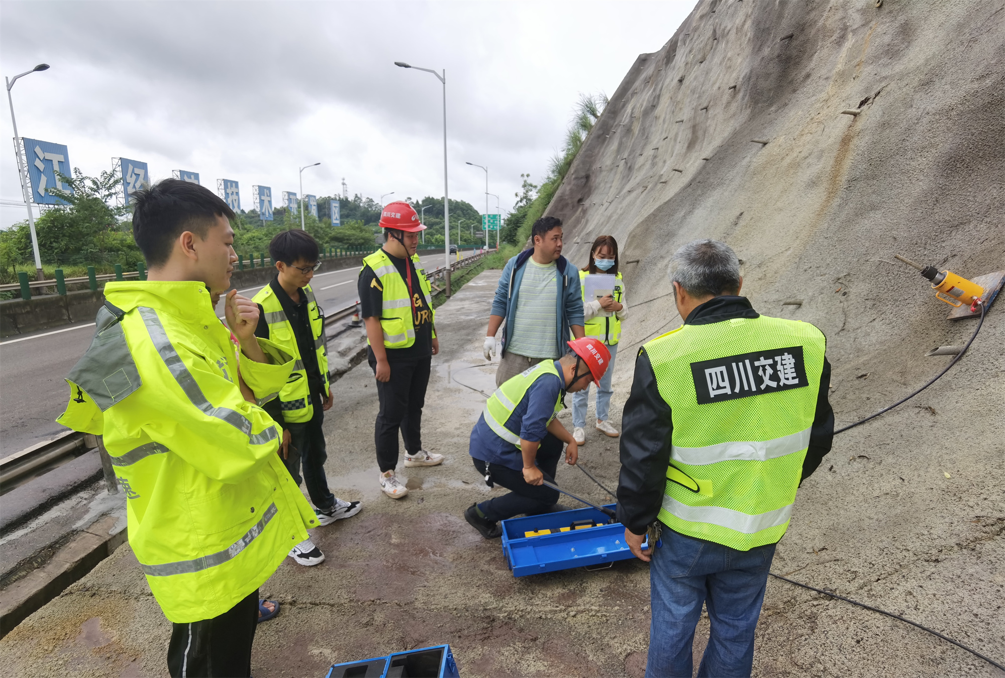 内江管理处开展边坡处治主体工程验收工作