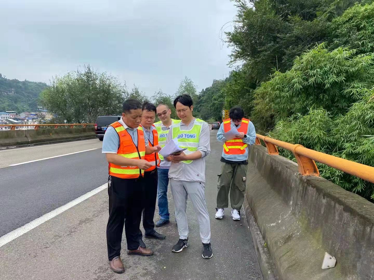 成渝分公司配合卫星遥感监测单位做好成渝高速公路变形监测野外验证工作