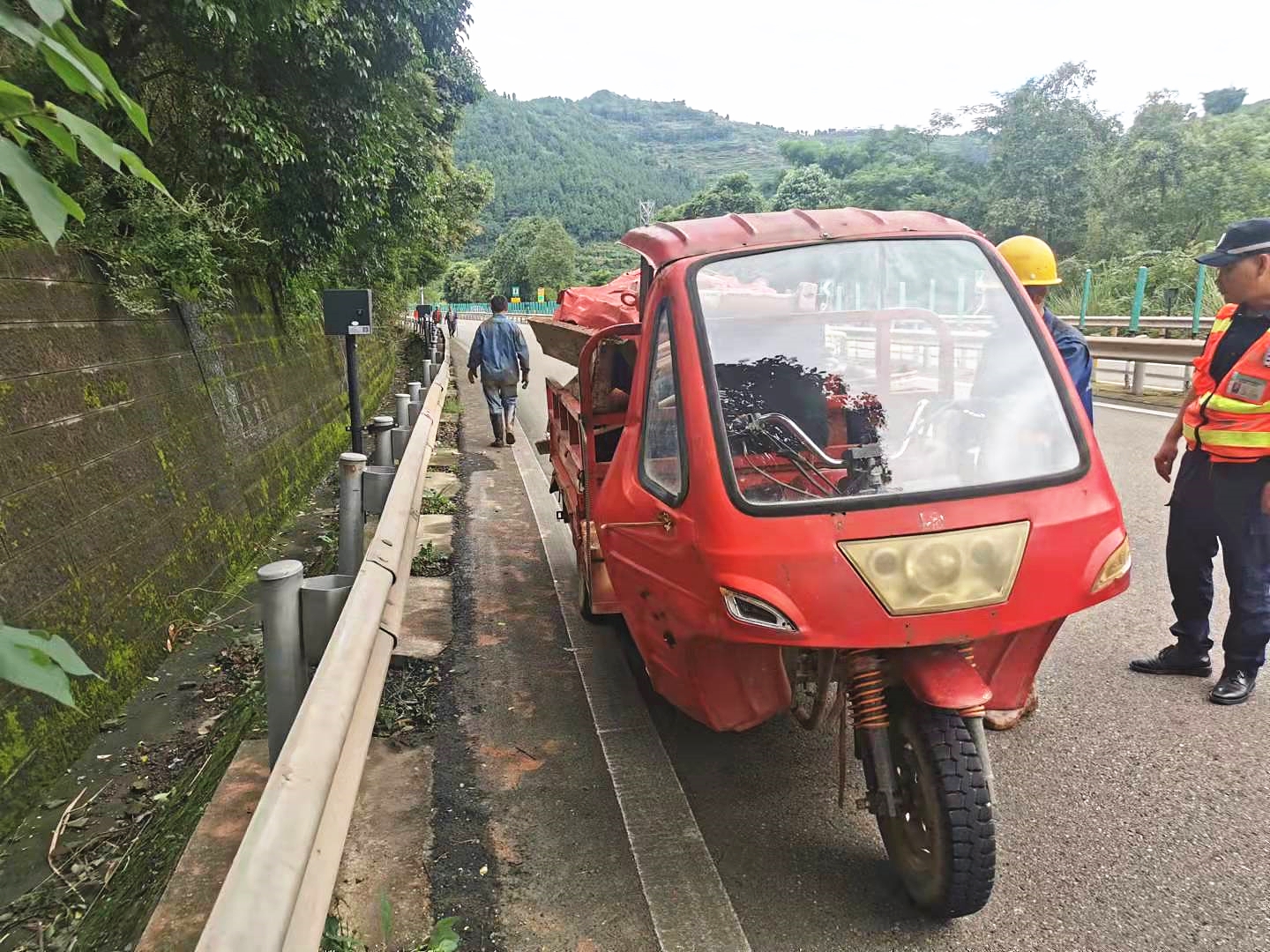 成都管理处开展节前非机动车和行人上路整治工作
