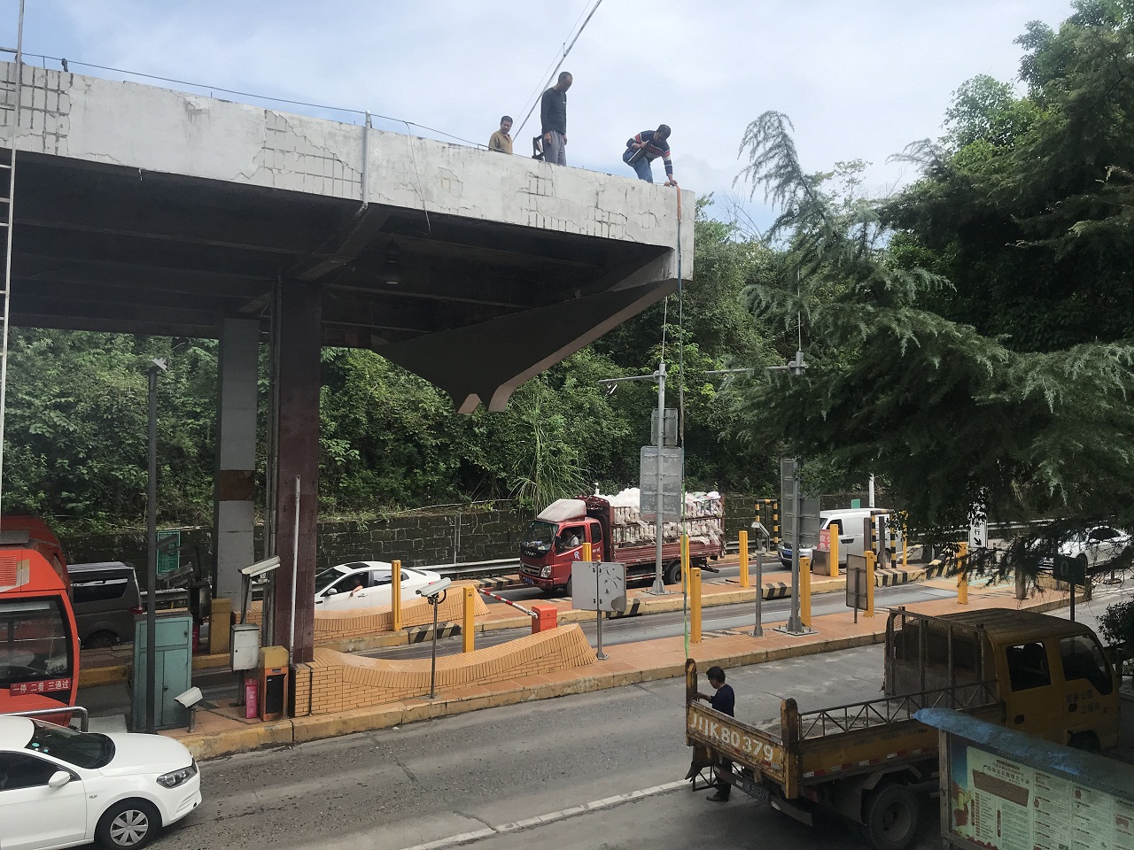 成渝高速公路椑木收费站顺利解决安全岛积水隐患