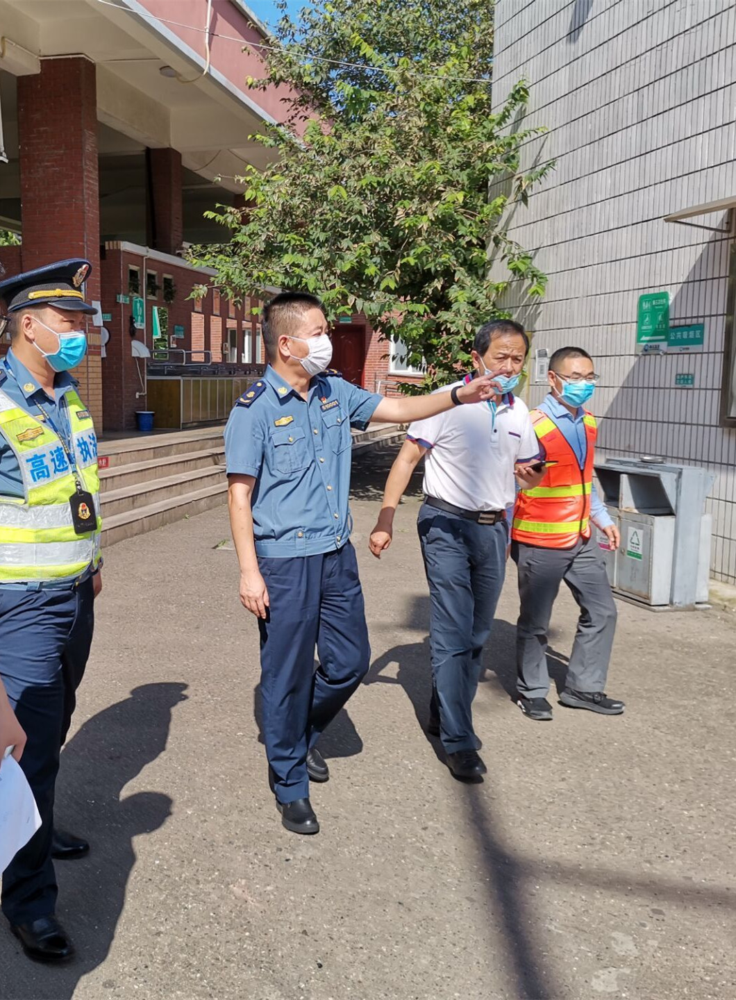 高速执法一支队检查成渝高速公路成都段国庆节安全生产准备工作