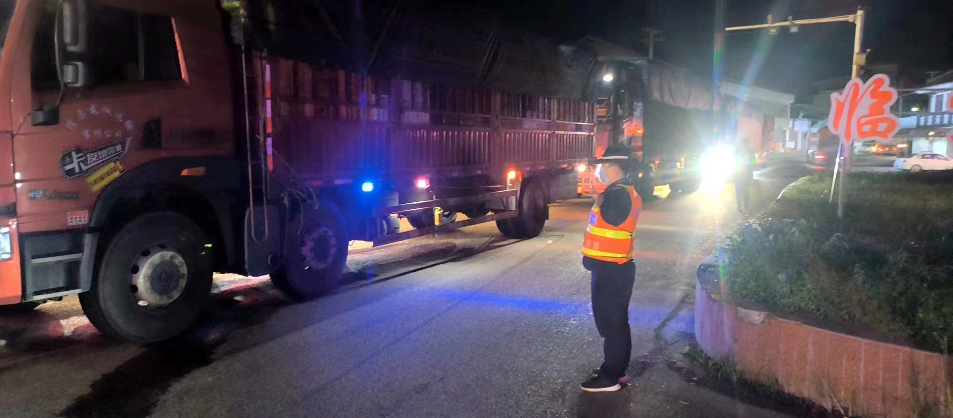 资阳管理处扎实做好水果销售旺季道路通行保障工作