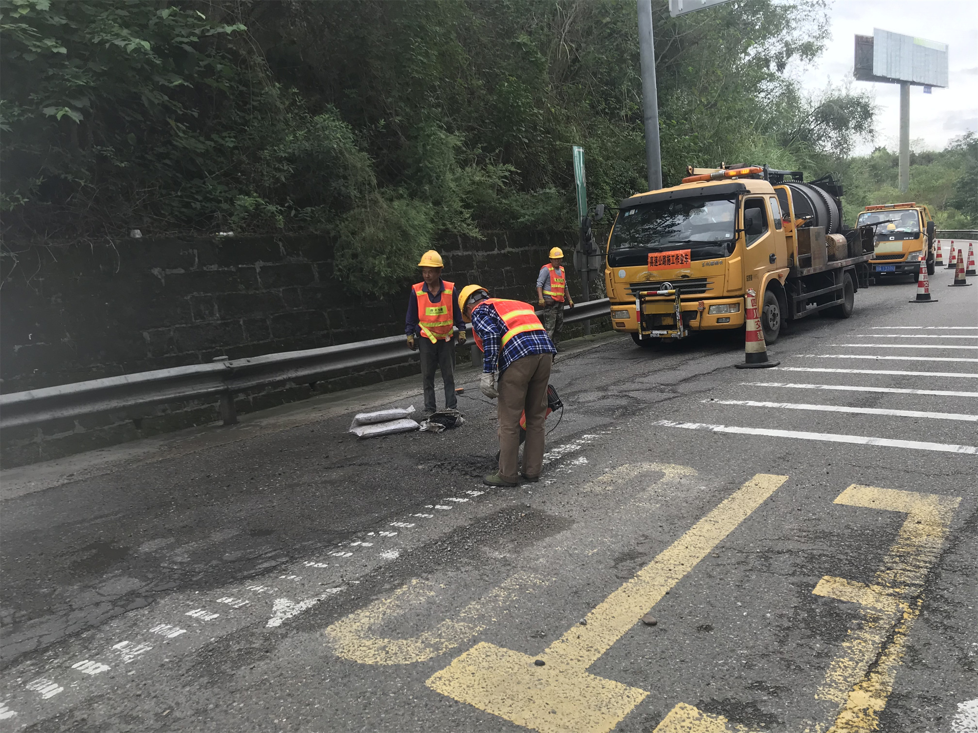 成渝高速椑木收费站及时消除车道安全隐患