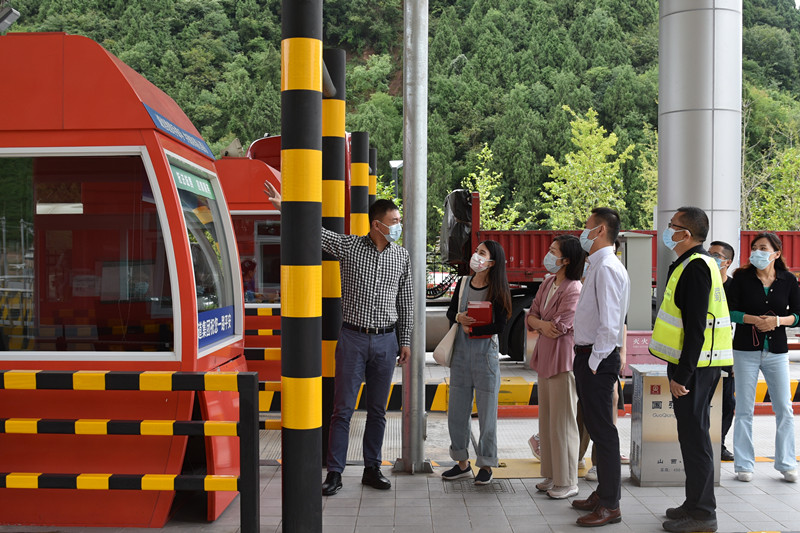 成渝公司到成渝分公司开展视觉识别系统工作调研