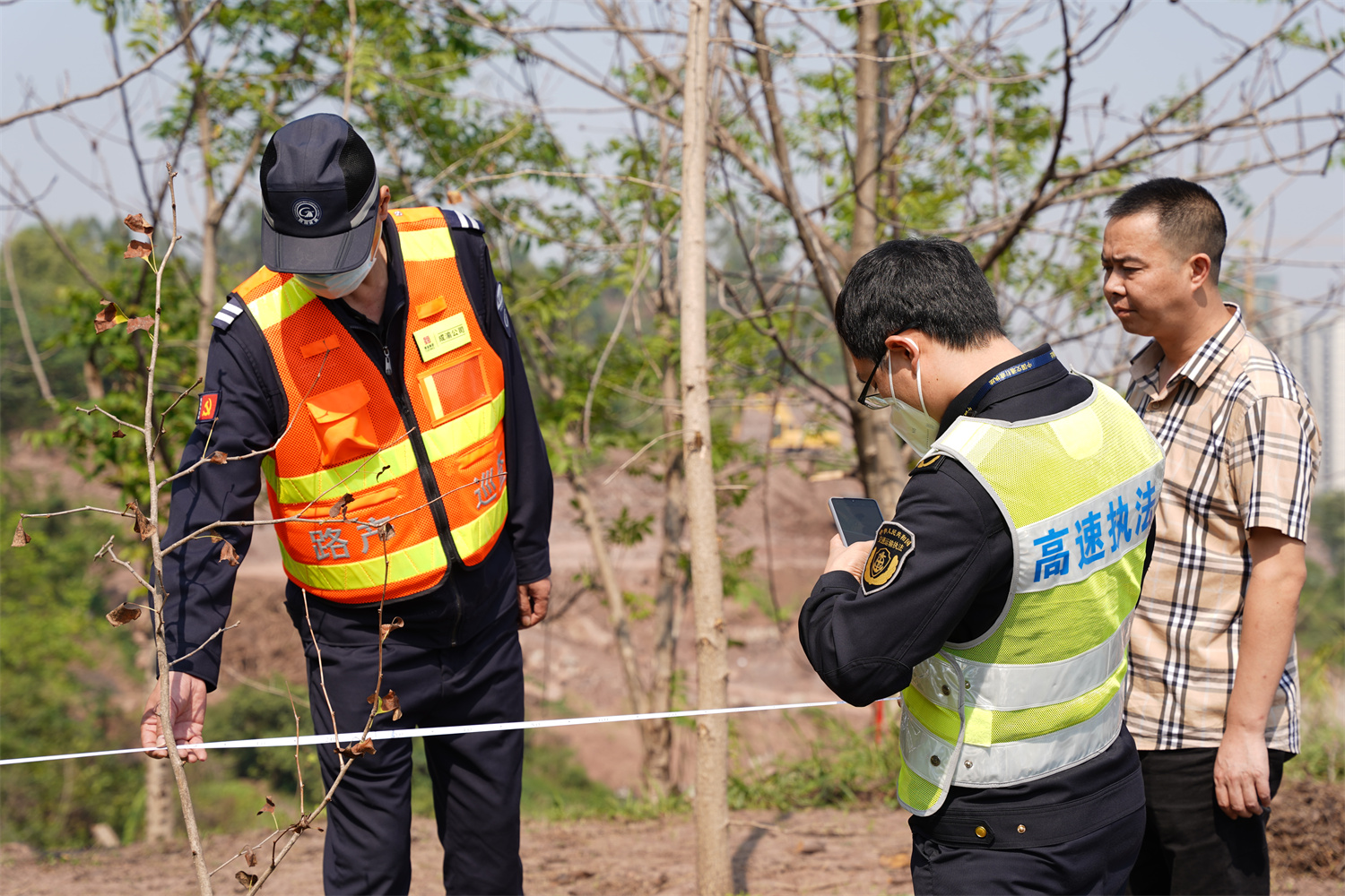 内江管理处联合高速执法维护路产路权