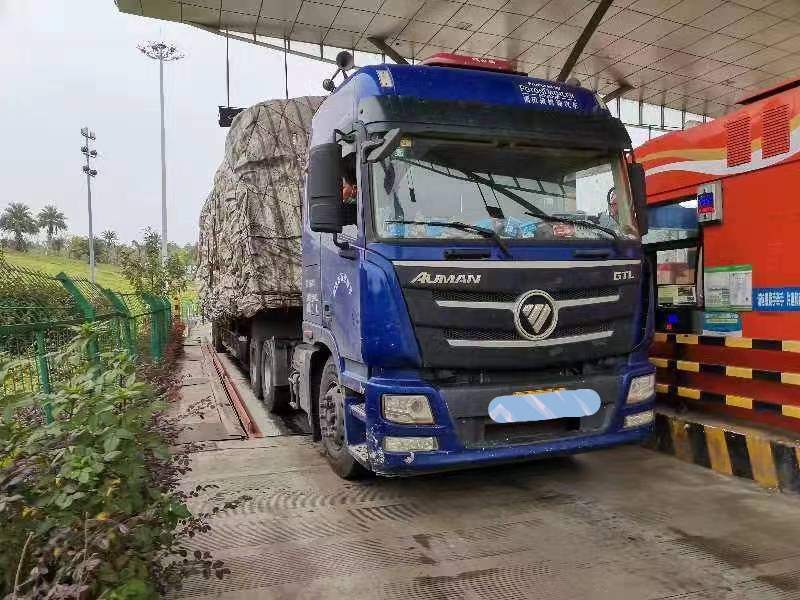 成渝高速简阳北收费站查获假冒绿通车辆