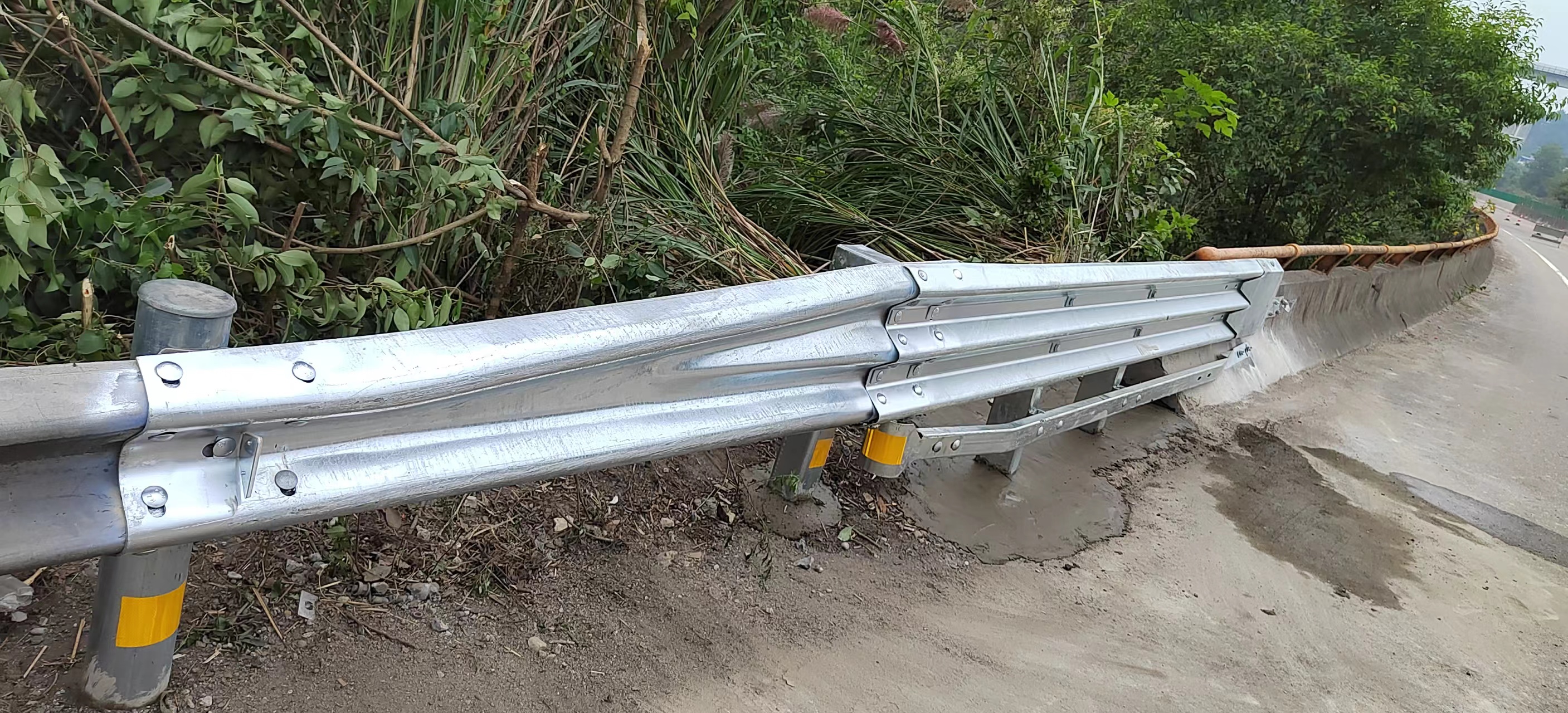 资阳管理处积极开展桥梁混凝土护栏与路基护栏搭接升级改造