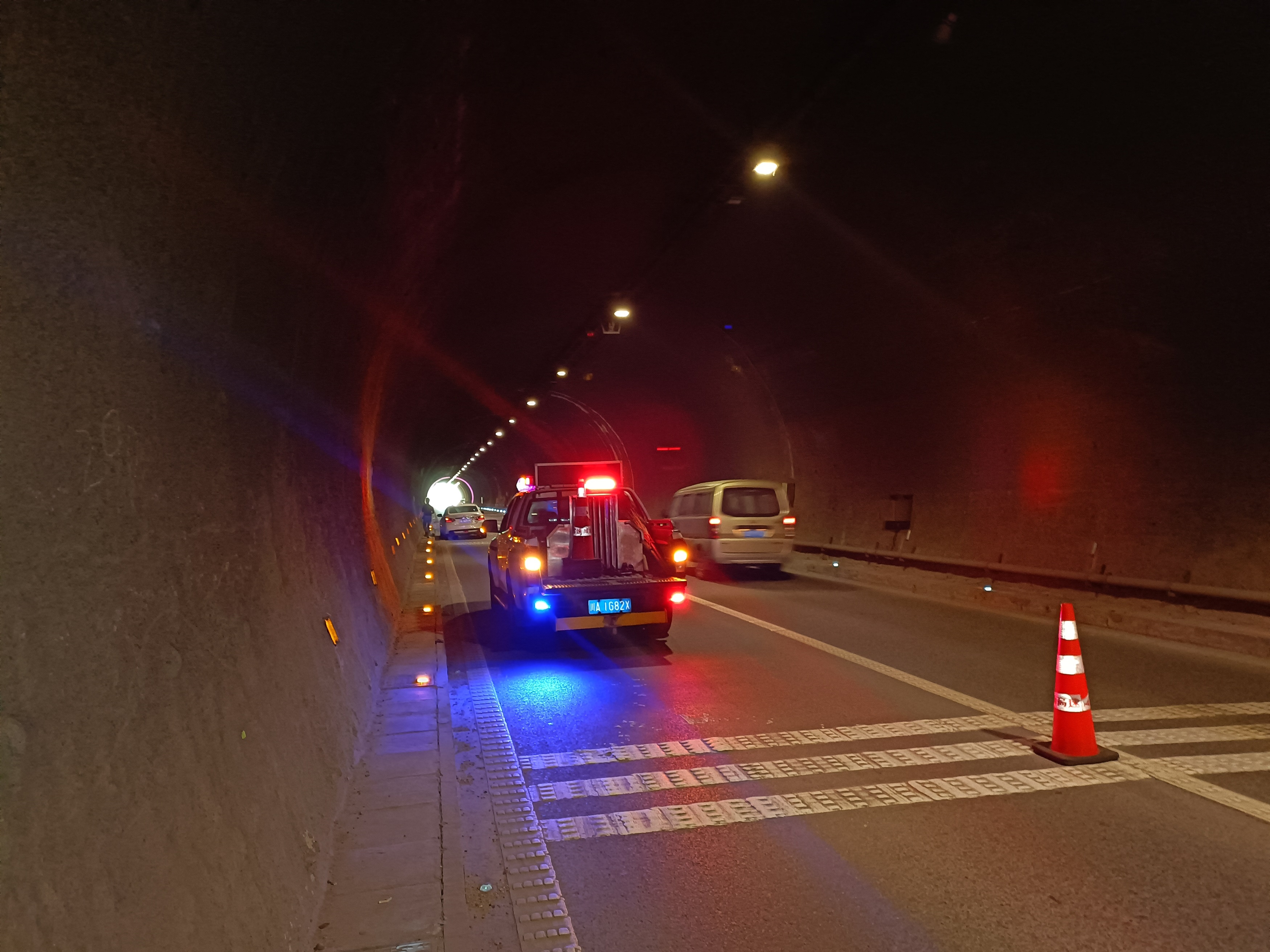 2022.10.25+成渝分公司+成都管理处快速处置龙泉山隧道交通事故+李朝军