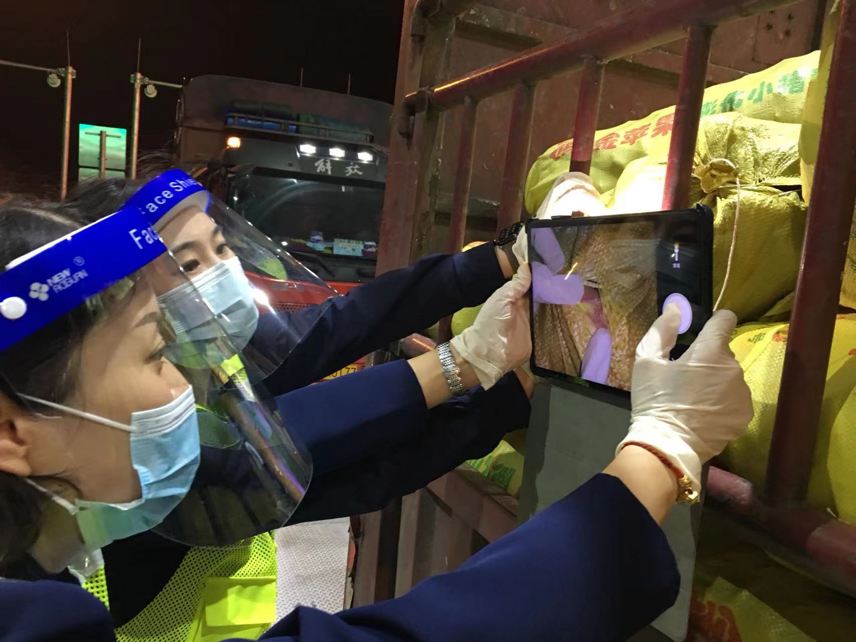 成渝高速成都收费站开展绿通车夜间稽查