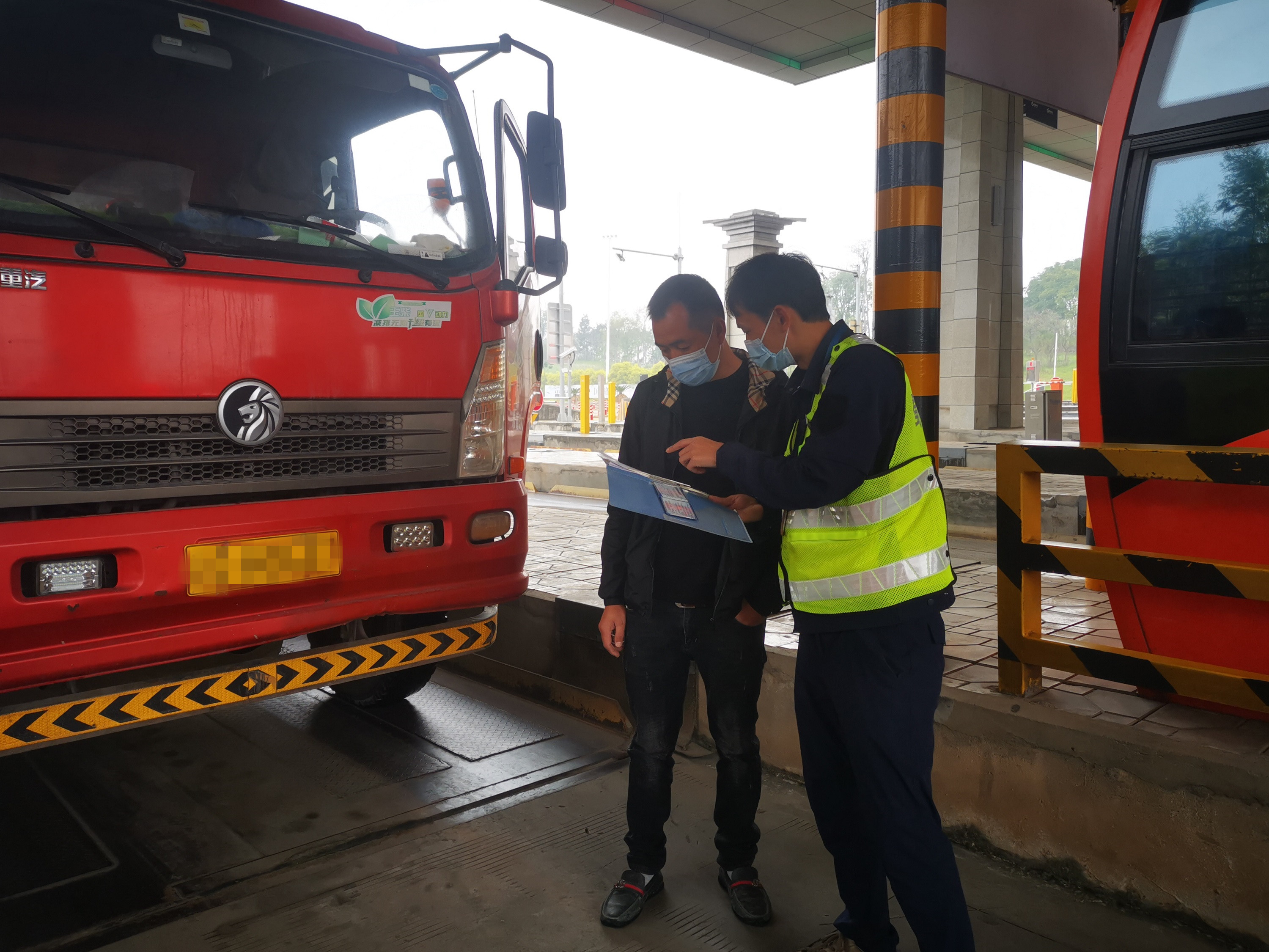 成渝高速内江收费站加强治超管控