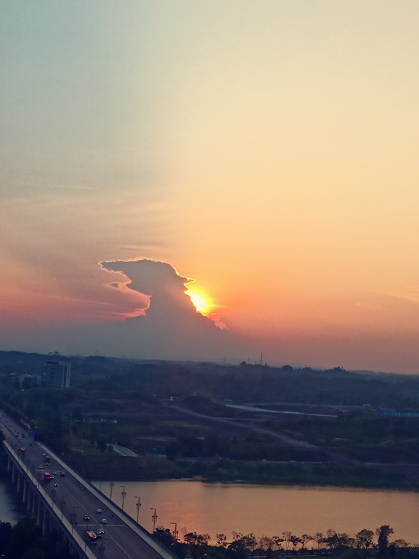 595、夕阳美景似天狗++刘芳_副本