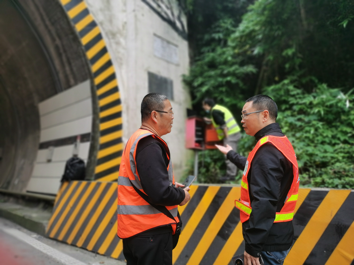 成都管理处顺利完成成渝高速龙泉山隧道外场设备维修工作