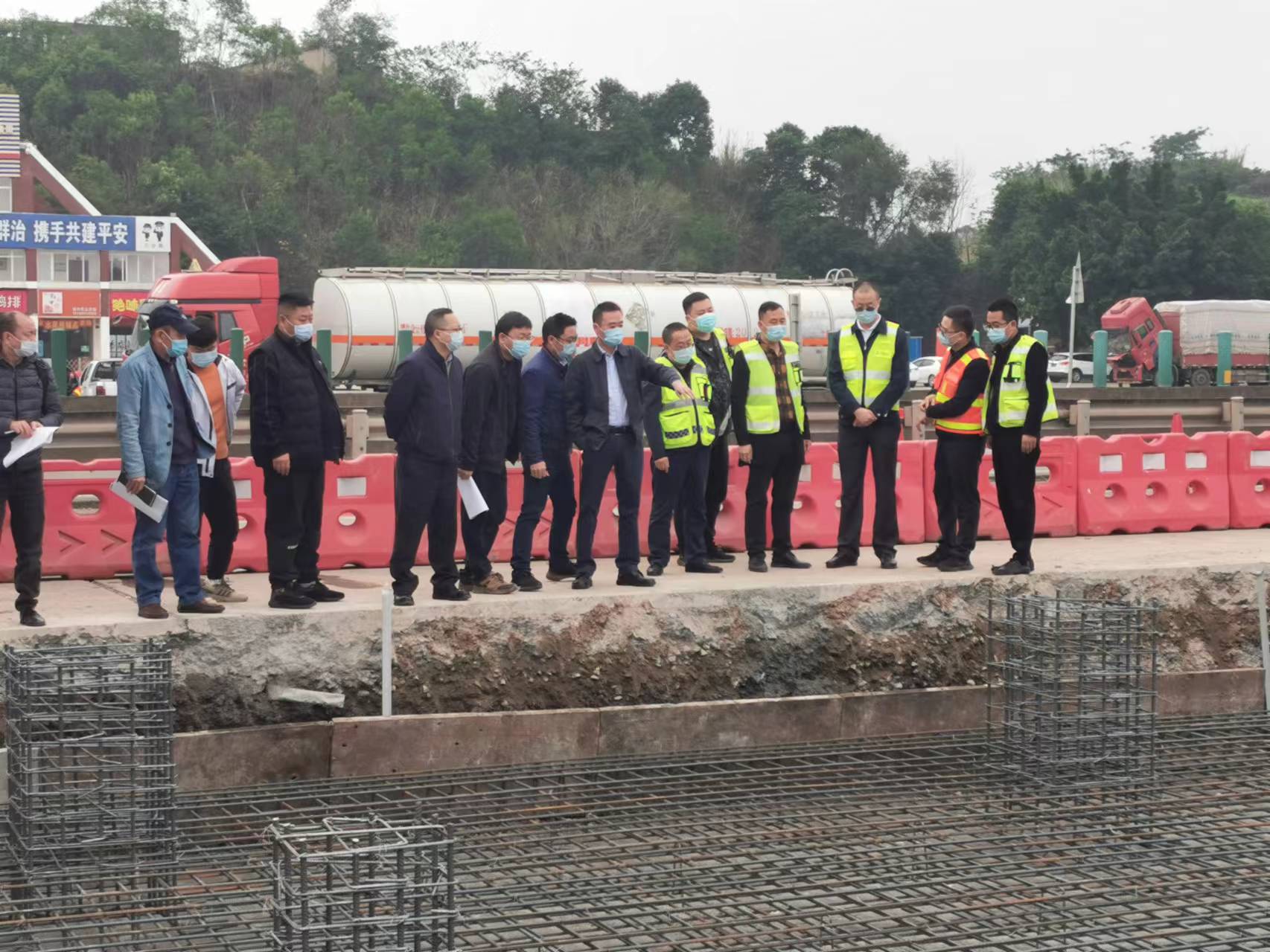 成渝分公司检查成渝高速公路资中停车区换电站项目建设开工情况