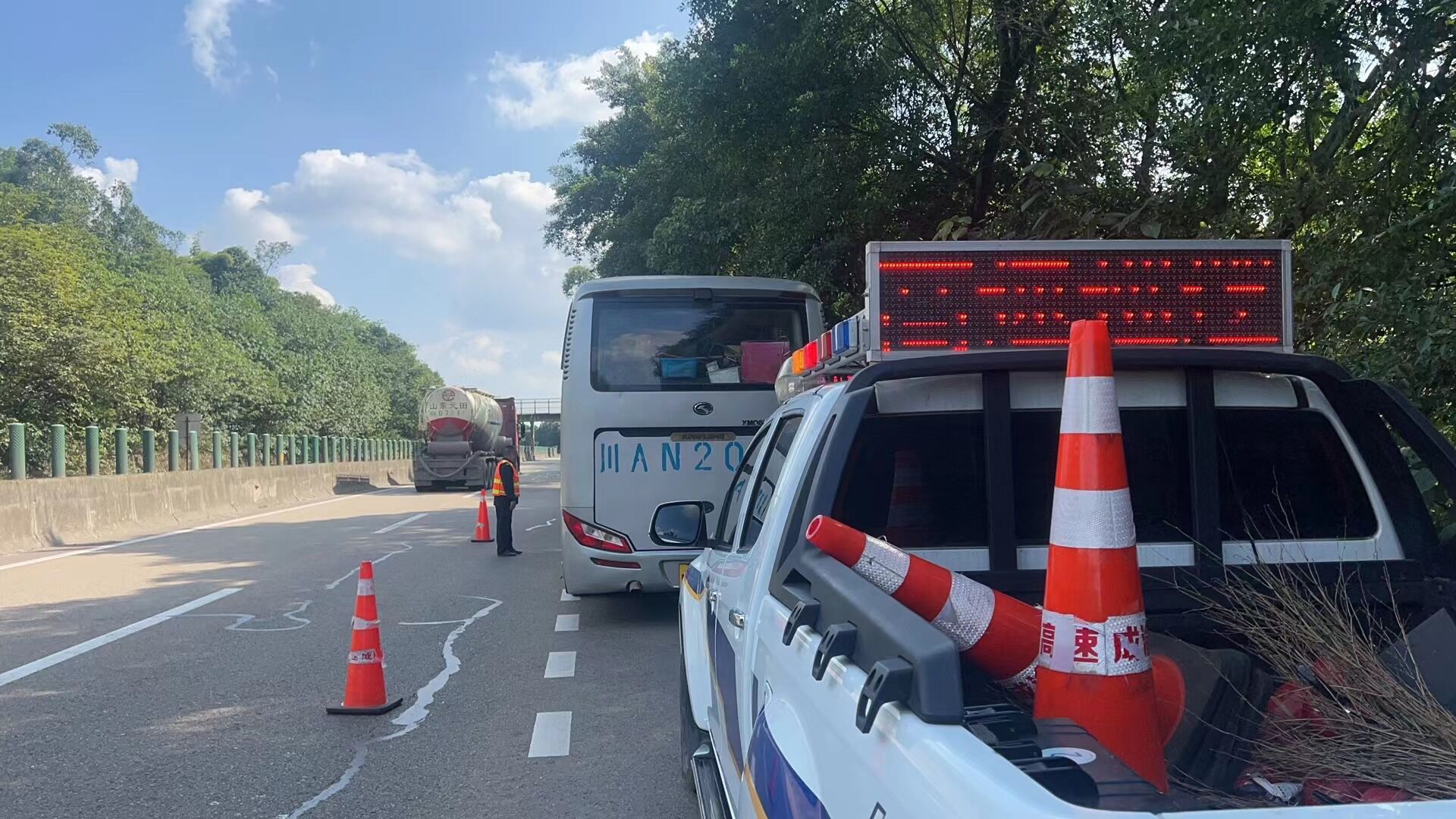 资阳管理处路产管护二中队护航驾乘人员安全