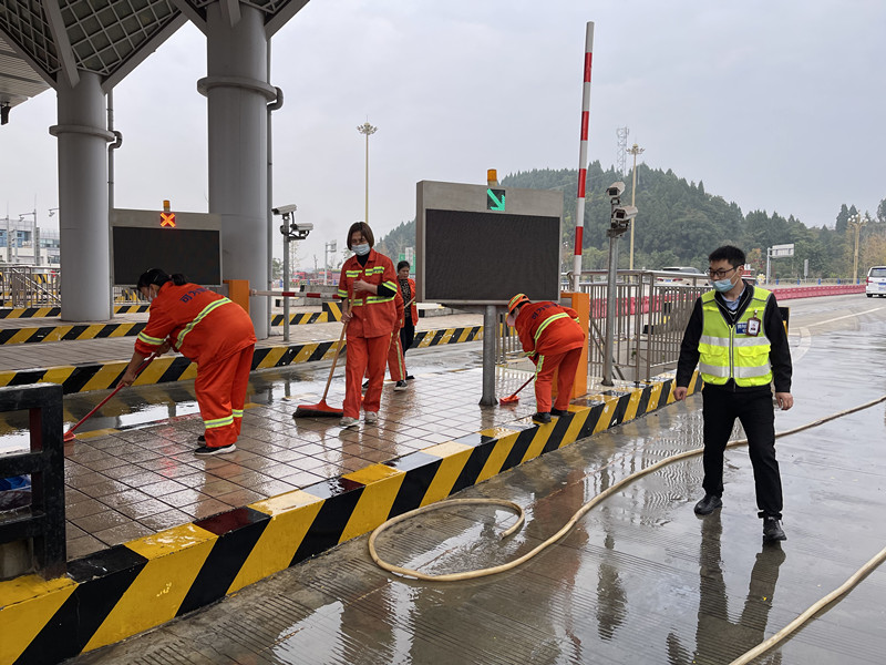 成渝高速资阳收费站强化车道环境卫生治理