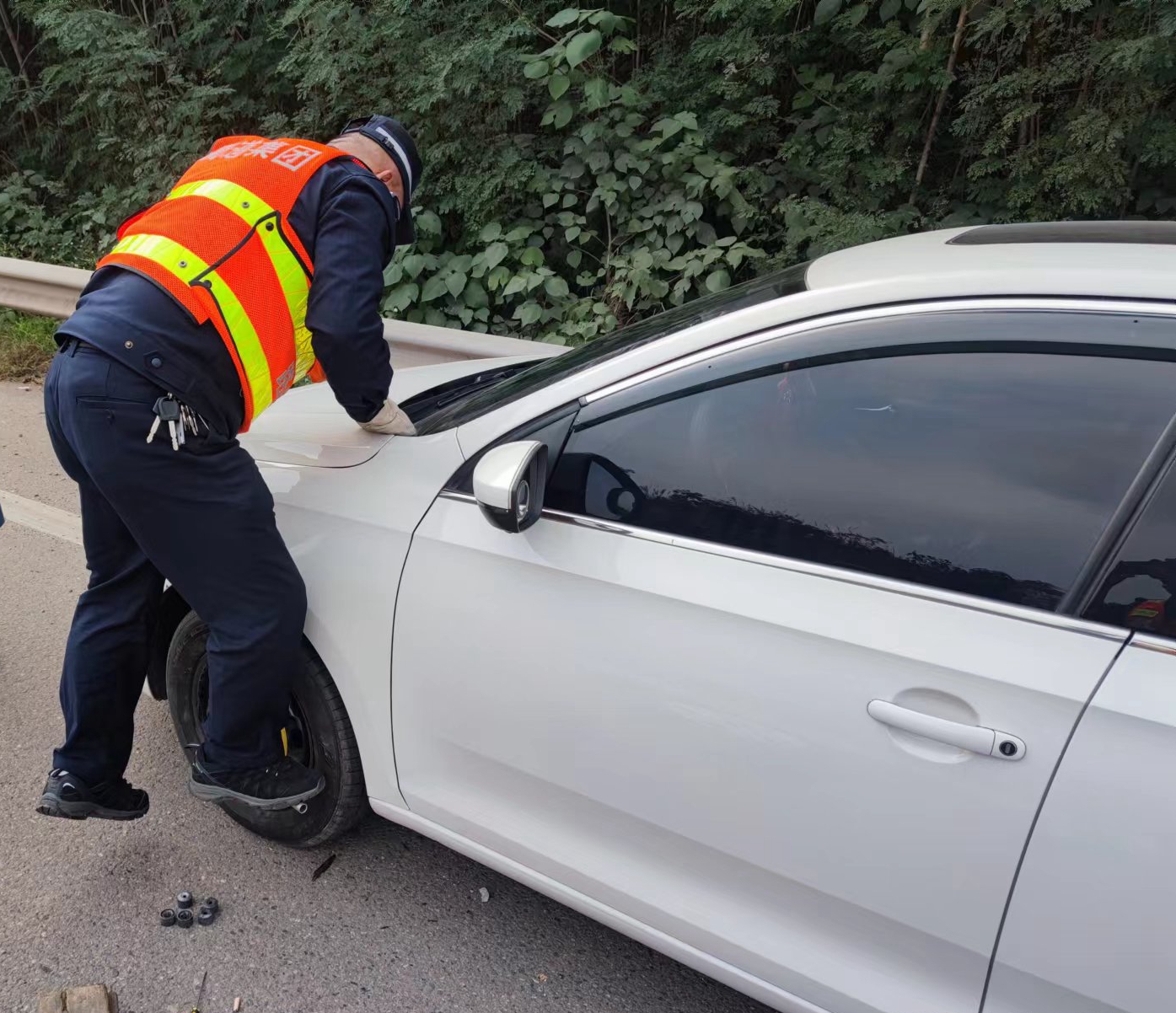 简讯：资阳管理处坚持“服务至上”理念 全力服务过往司乘