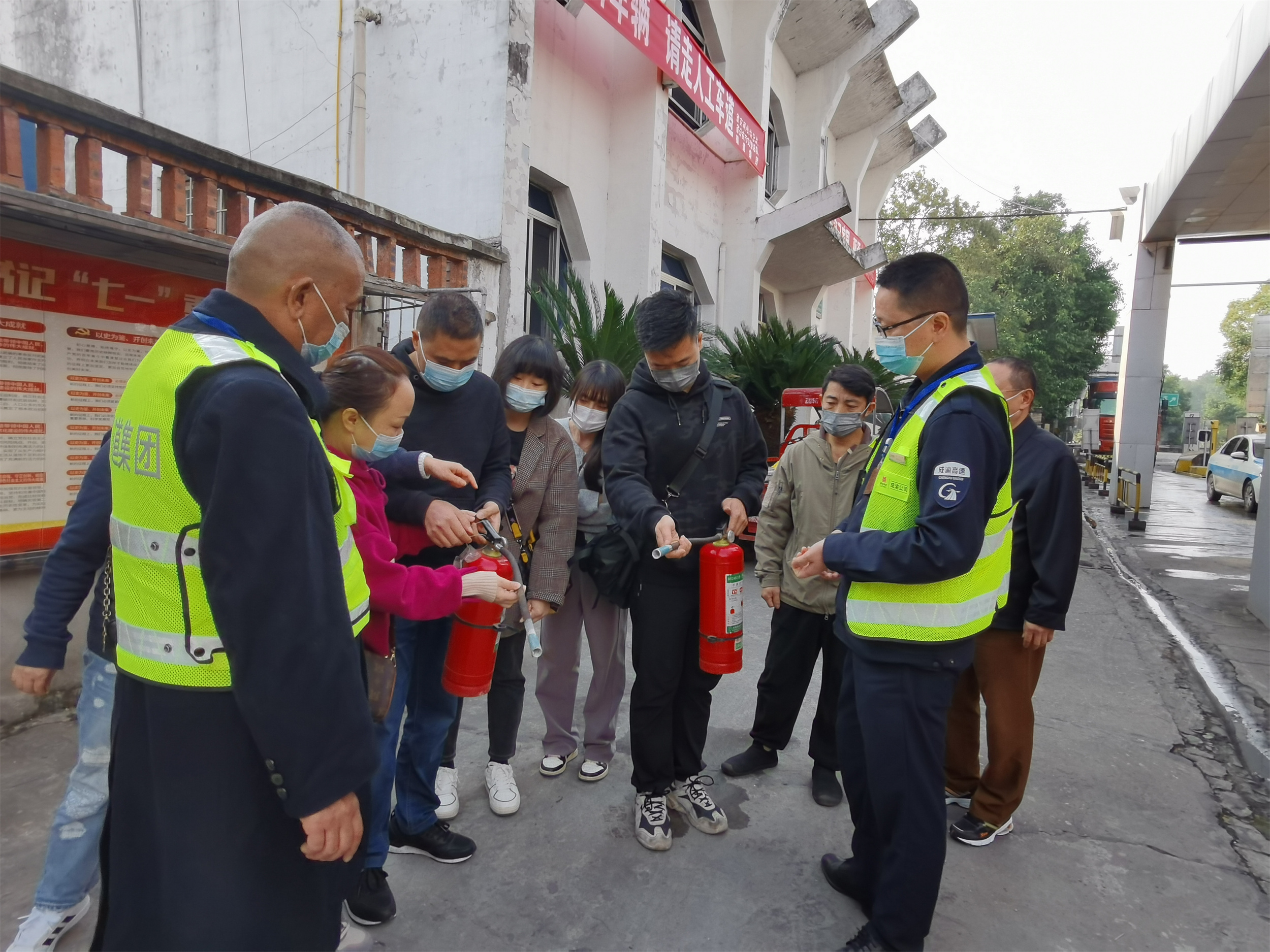 2022.11.16+成渝分公司+成渝高速银山收费站开展消防应急演练+雷海霞