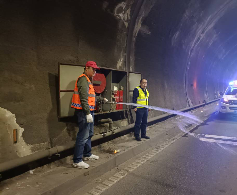 成都管理处组织开展成渝高速龙泉山隧道消防栓水压测试工作