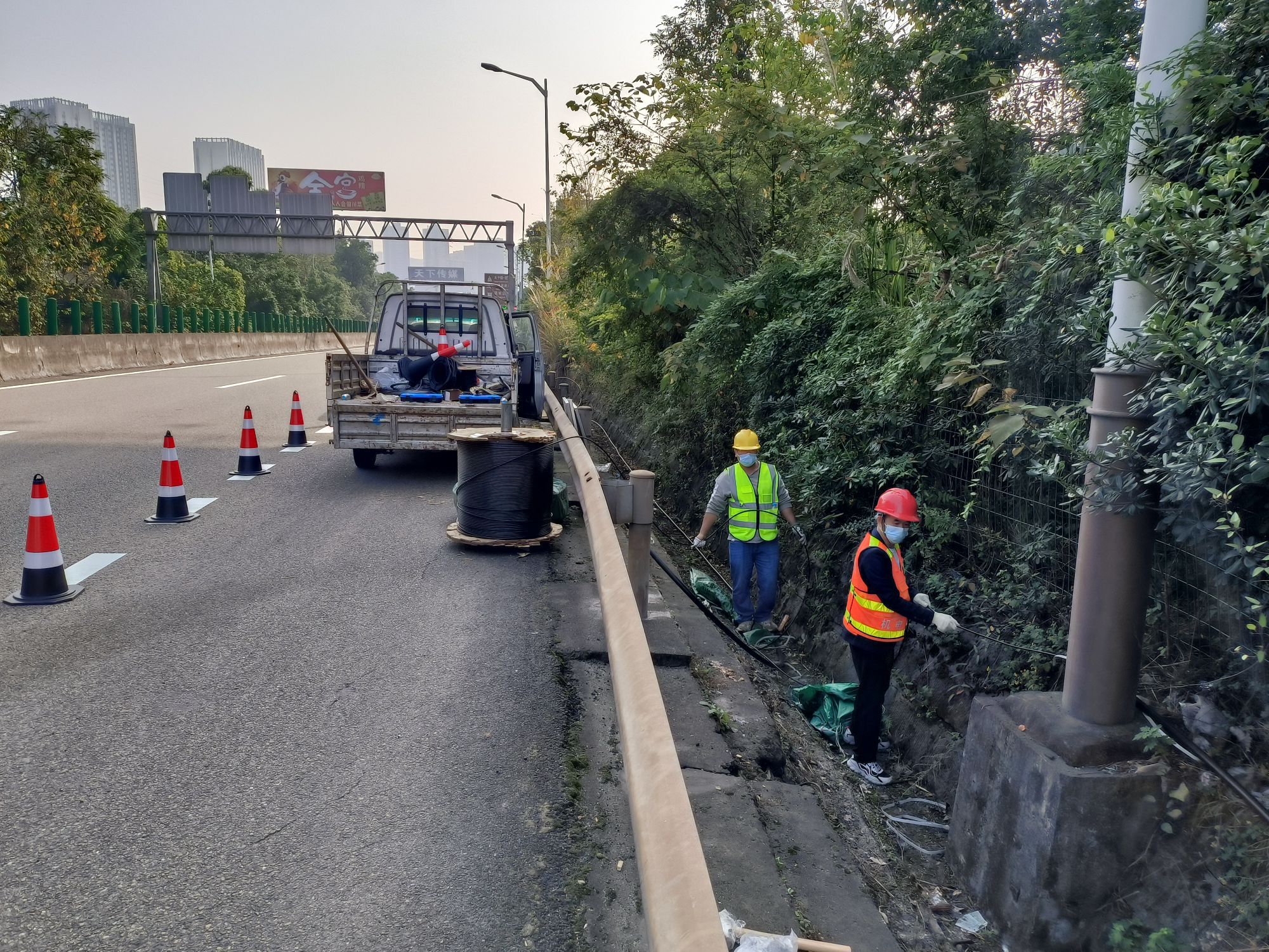 成渝高速市中区收费站至内江收费站光缆翻新项目进场施工
