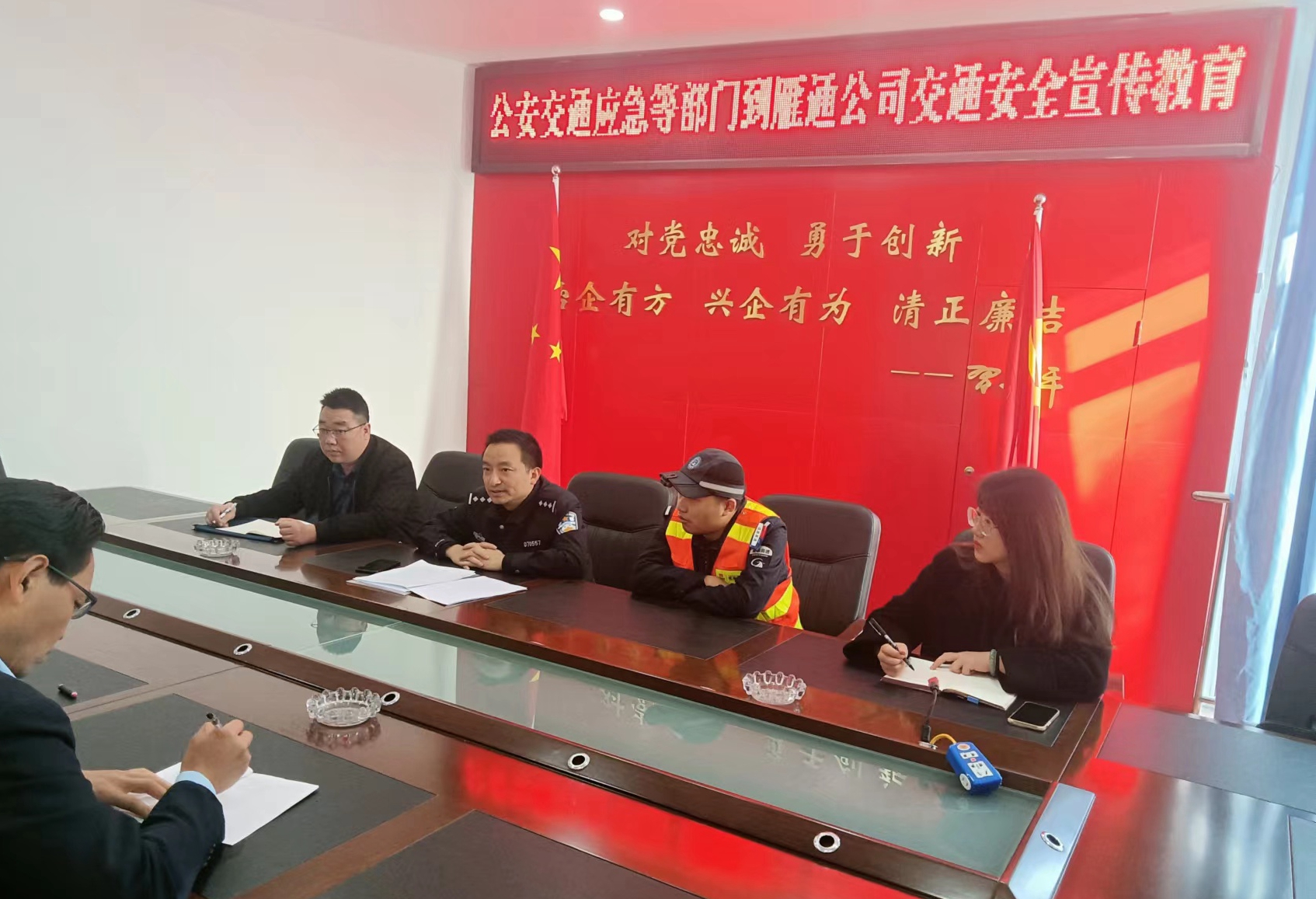 成渝高速资阳联勤办开展11月“五进”安全宣传活动