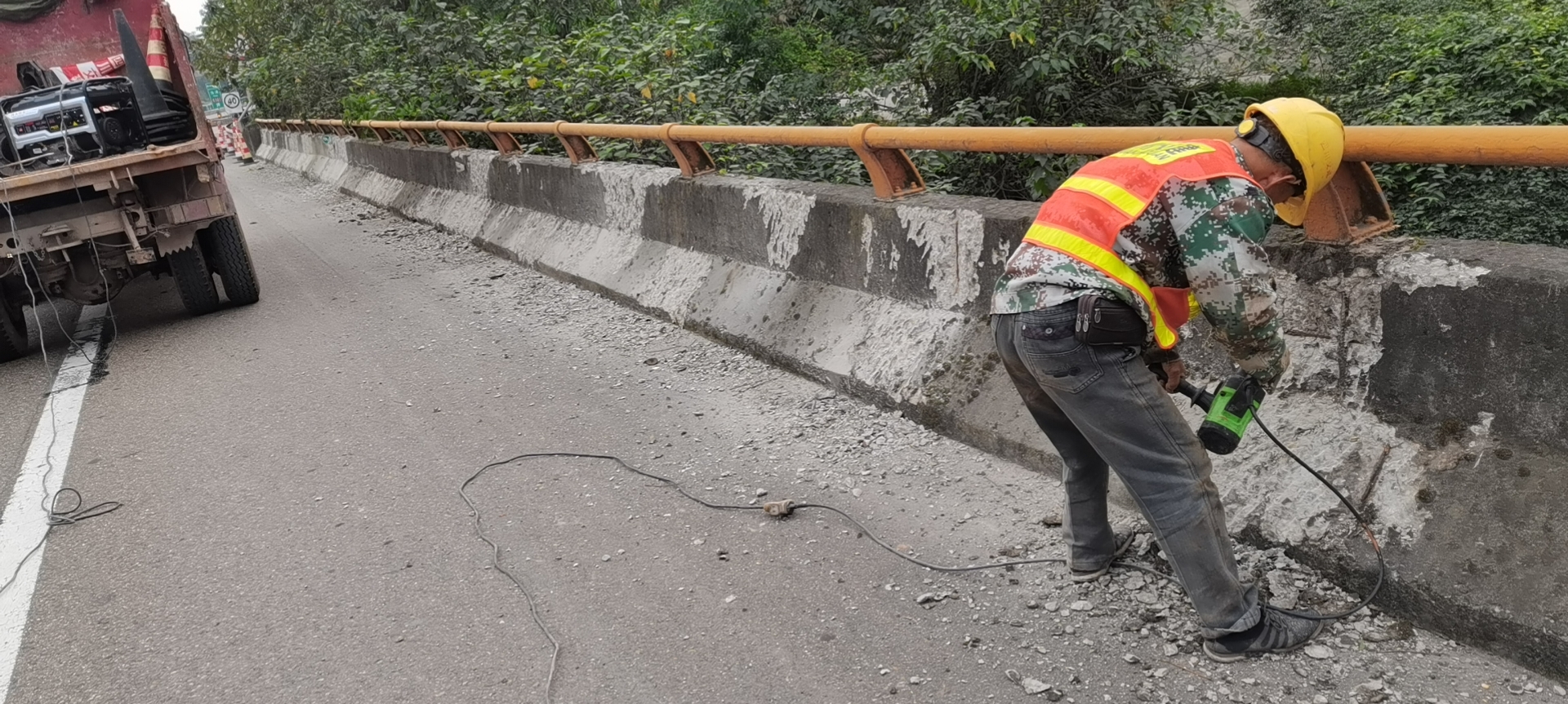 成渝高速资阳段转弯沱大桥混凝土护栏病害处治工程正式施工