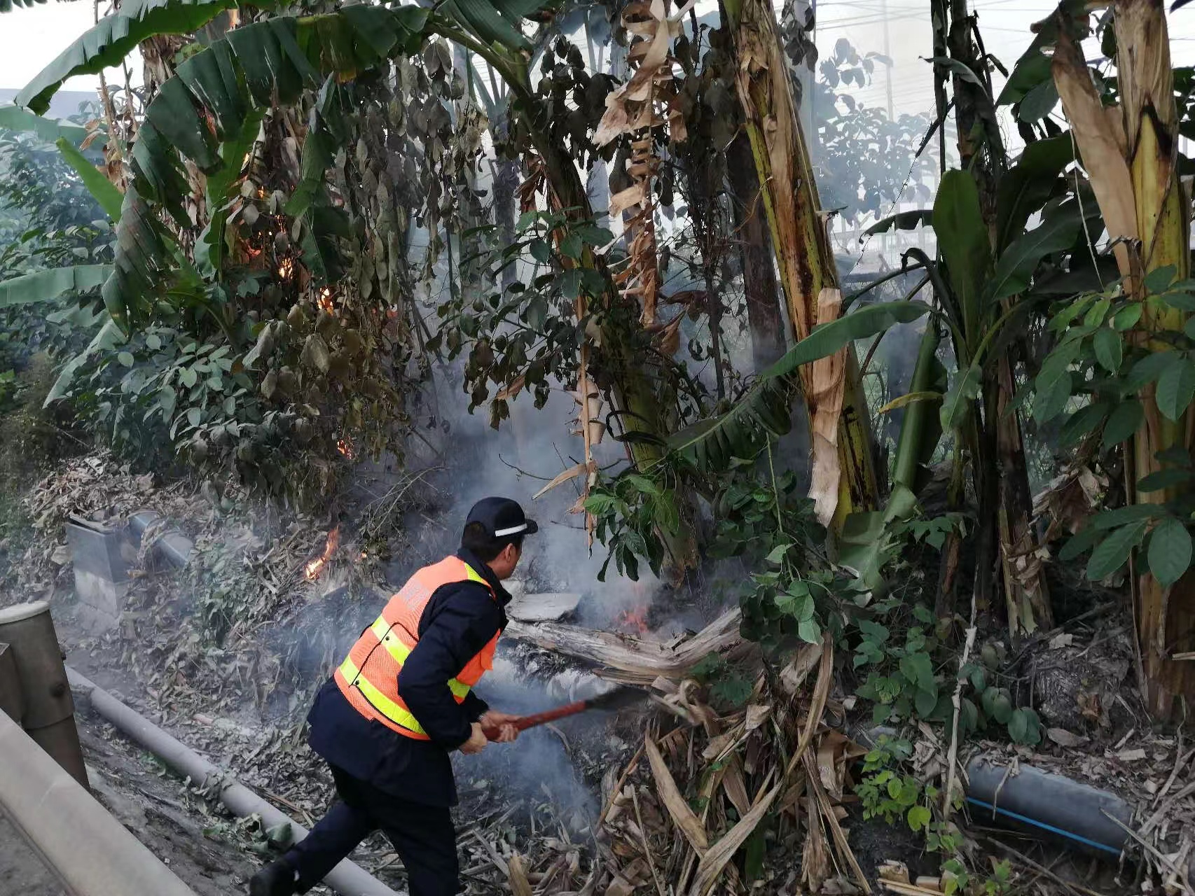 2022.12.9+成渝分公司+内江管理处快速扑灭边坡山火+余小平