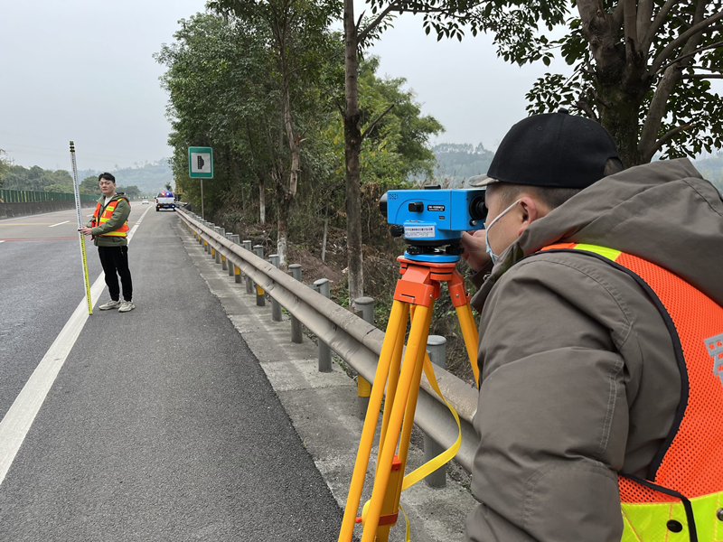 2022.12.17+成渝分公司+内江管理处持续开展路基沉降观测工作+秦英杰