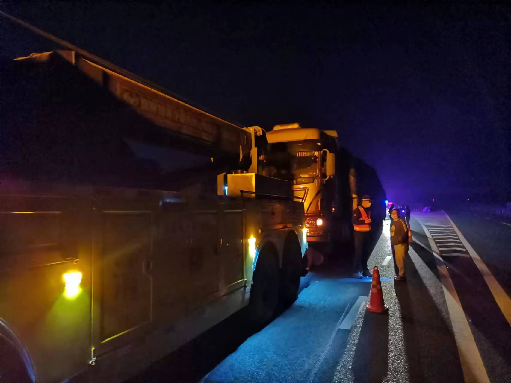 内江管理处协助内江绕城高速开展清障救援