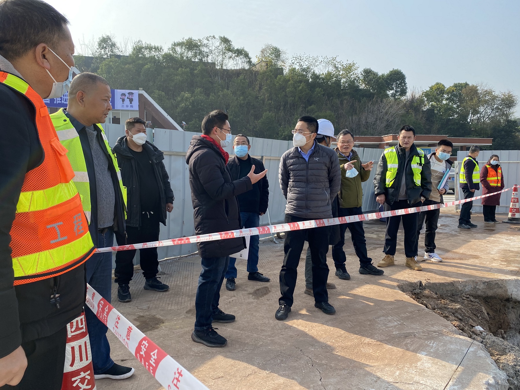 成渝分公司检查成渝高速成渝“电走廊”暨资中停车区换电站建设项目实施情况