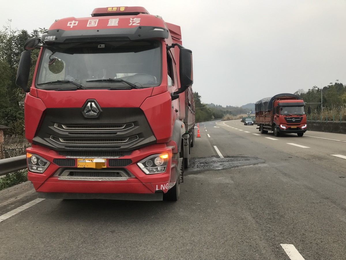 成都管理处快速高效处置货车自燃事故