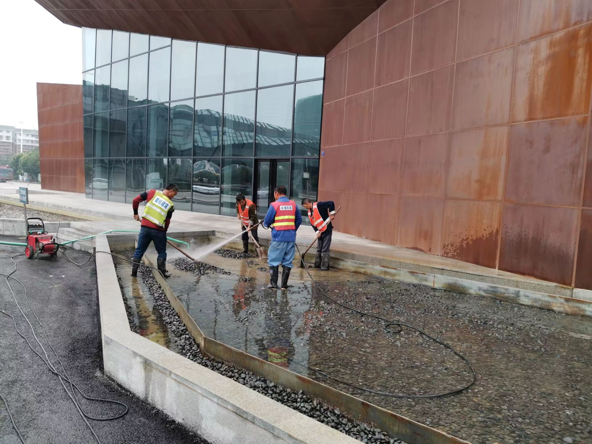 2022.12.19+成渝分公司+简讯：内江管理处完成成渝高速历史展示馆景观池清洗工作+李刘勇