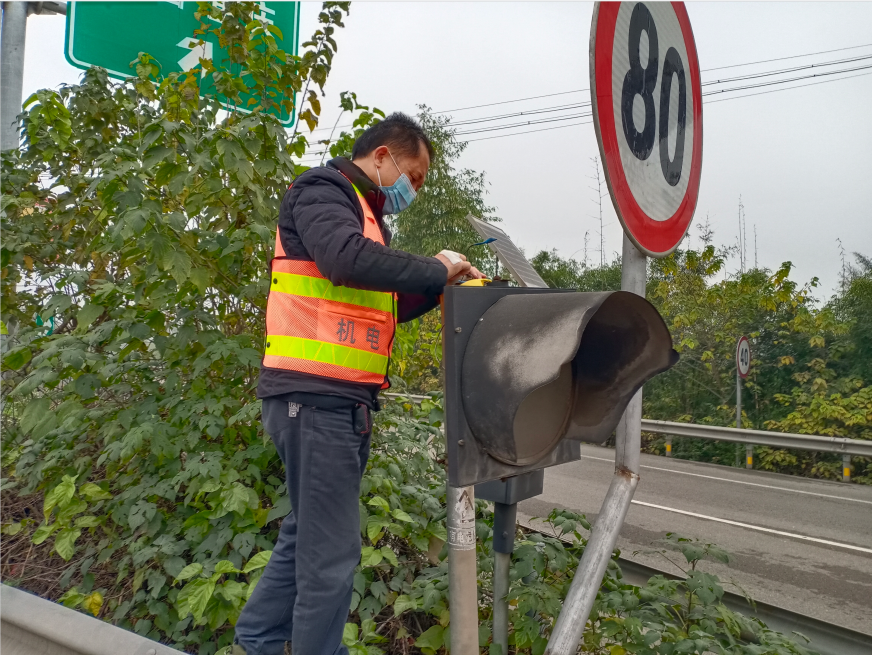 内江管理处开展冬季暨雨雾天气道路警示灯维护工作