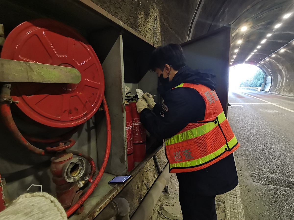 成都管理处开展元旦节前隧道消防安全检查