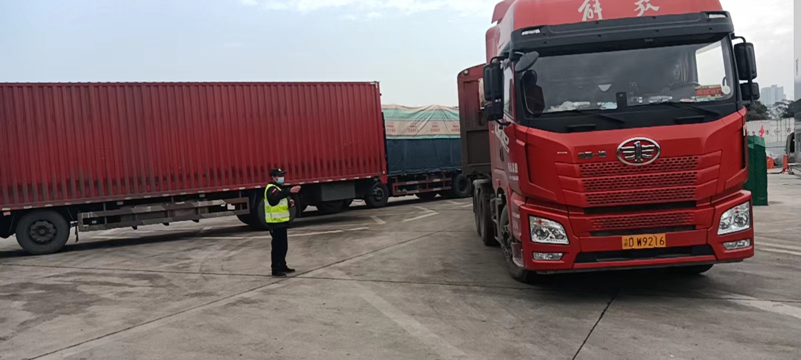 资阳管理处积极维护资中停车区成渝电走廊暨重卡换电站施工现场安全秩序