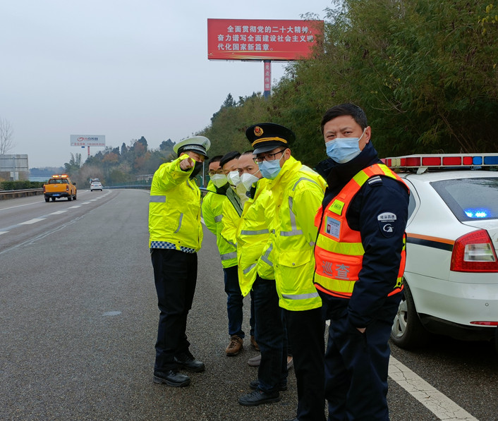 成都管理处联合成渝高速成都联勤办开展2023年元旦节前暨冬季道路安全检查